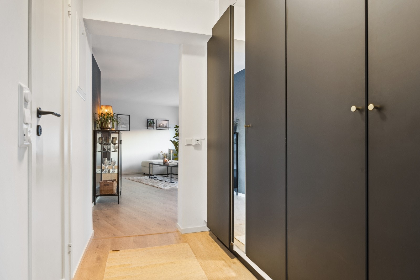 Flott entré med god plass til oppbevaringmuligheter. Galleribilde