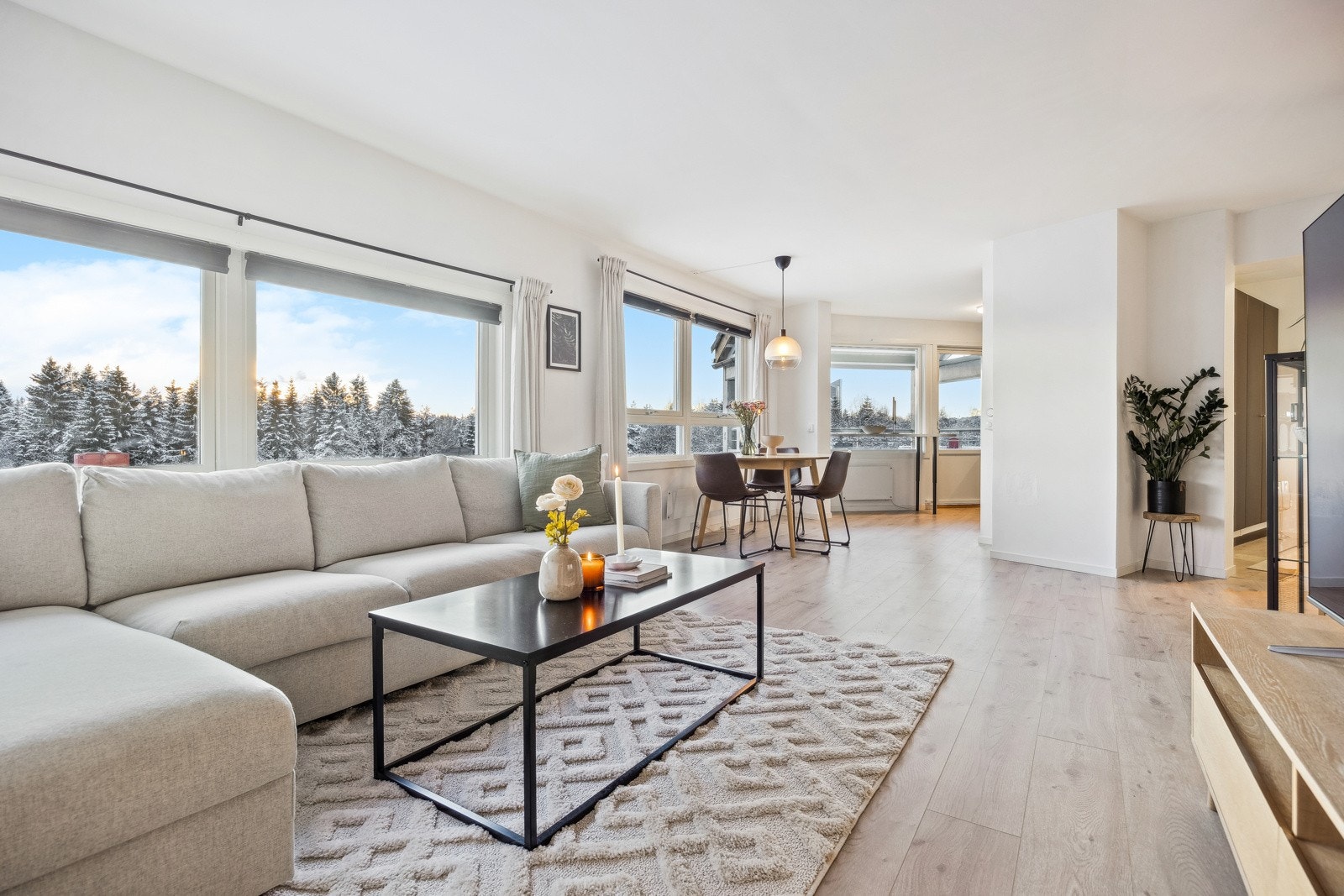 Lyse fargevalg og god takhøyde gjør at leiligheten føles ekstra romslig og luftig. Galleribilde