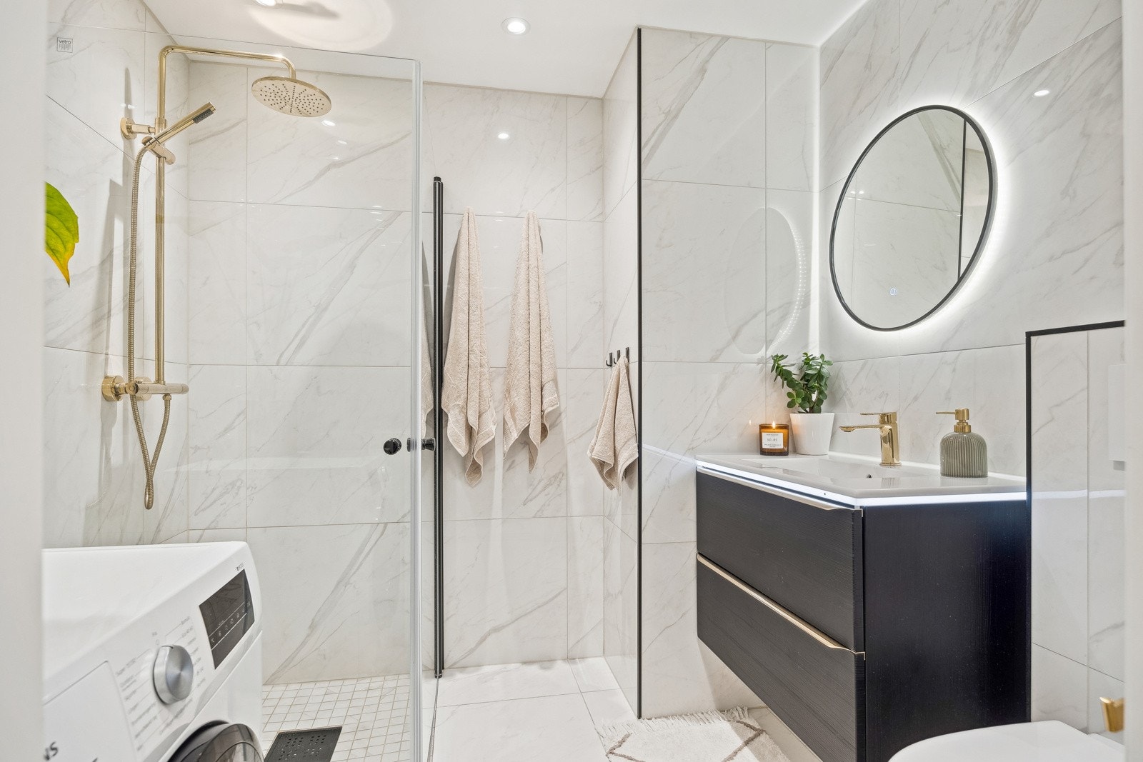 Moderne og smakfullt bad fra 2022, med gulvvarme. Galleribilde