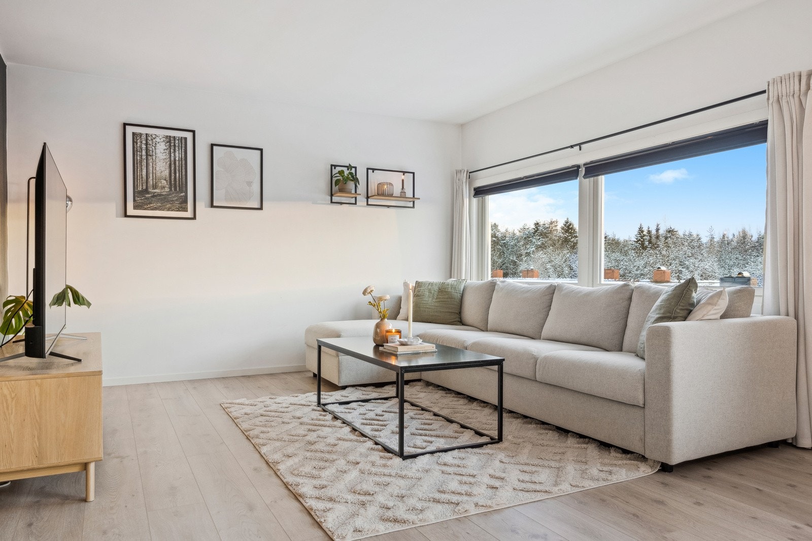 Dette er en bolig som kombinerer estetikk, funksjonalitet og beliggenhet på en fantastisk måte. Galleribilde