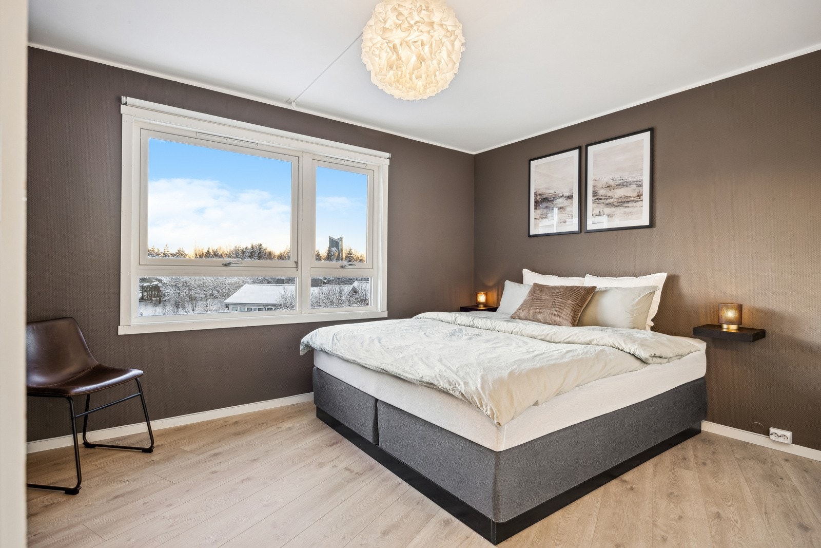 Soverommet er romslig og malt i en mørk nøytral farge for maksimal komfort. Galleribilde