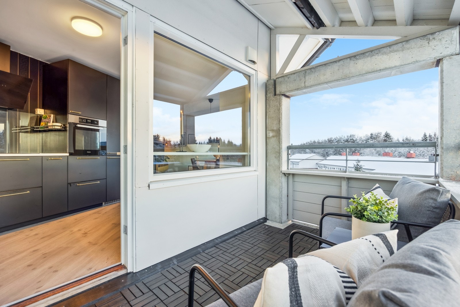 Balkongen er på 6 kvm. Dette er et flott sted å tilbringe finværsdager på. Galleribilde