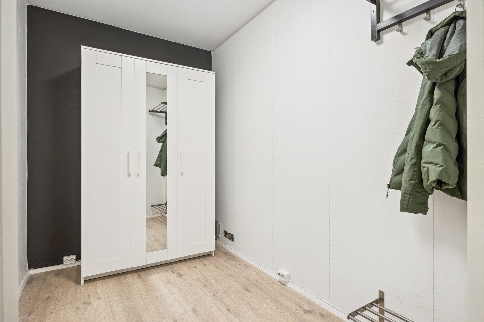 Det er rikelig med plass til å henge fra seg yttertøy og annet ved behov. Galleribilde