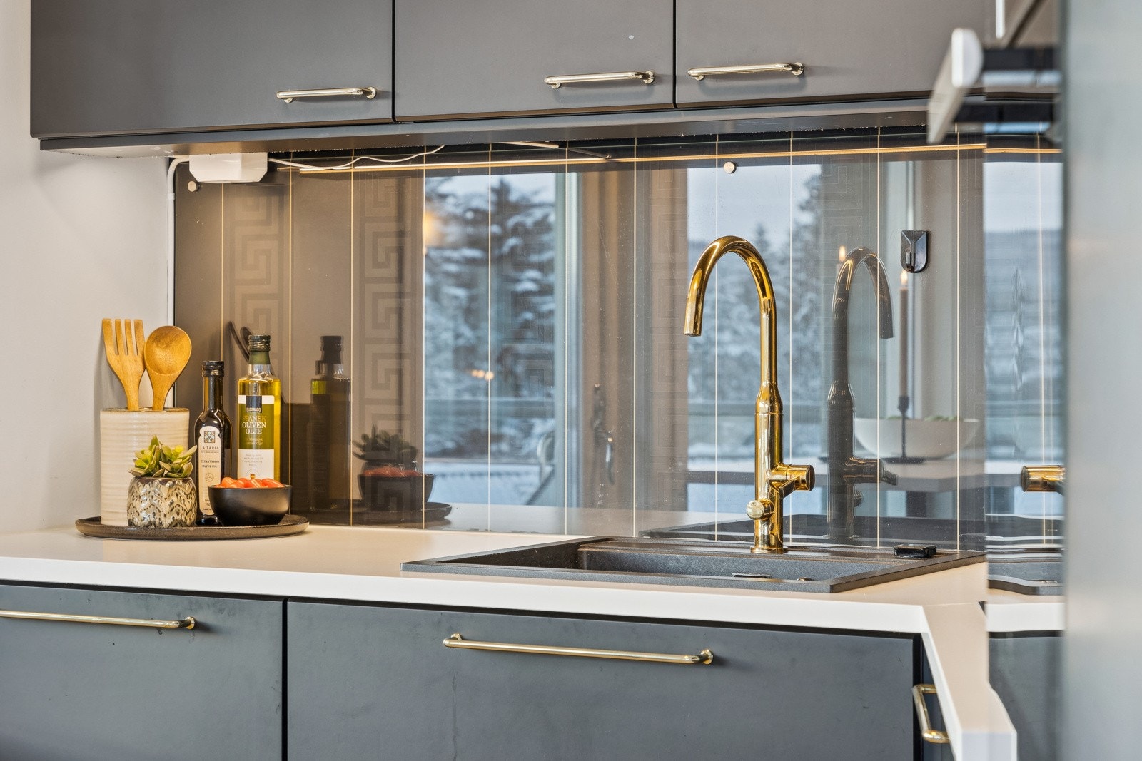 Kjøkkenet har rikelig med både skap- og benkeplass. Galleribilde