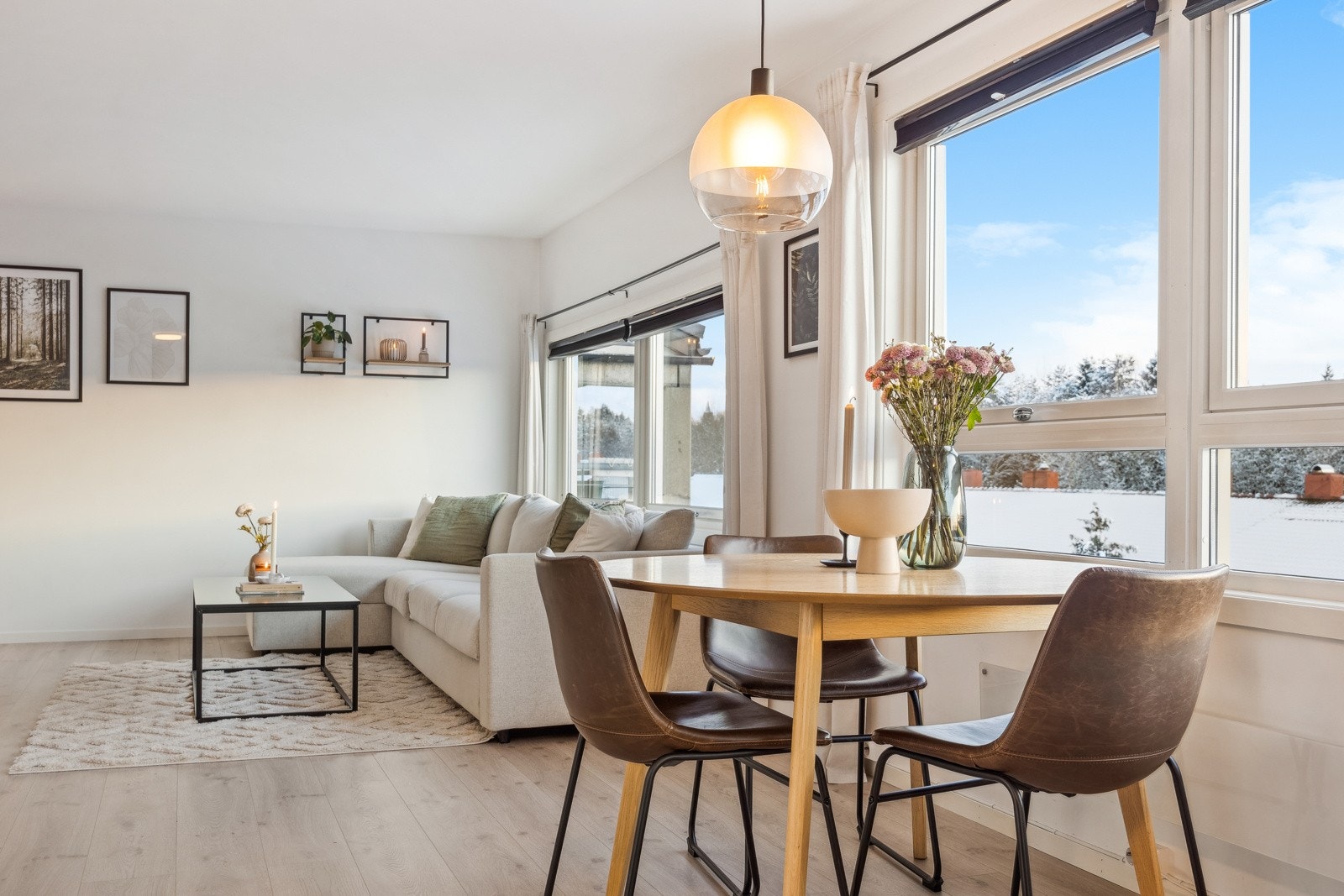 Sonen er fleksibel og gir rom for både mindre bord til hverdags og utvidede bord til gjester og festlige anledninger. Galleribilde