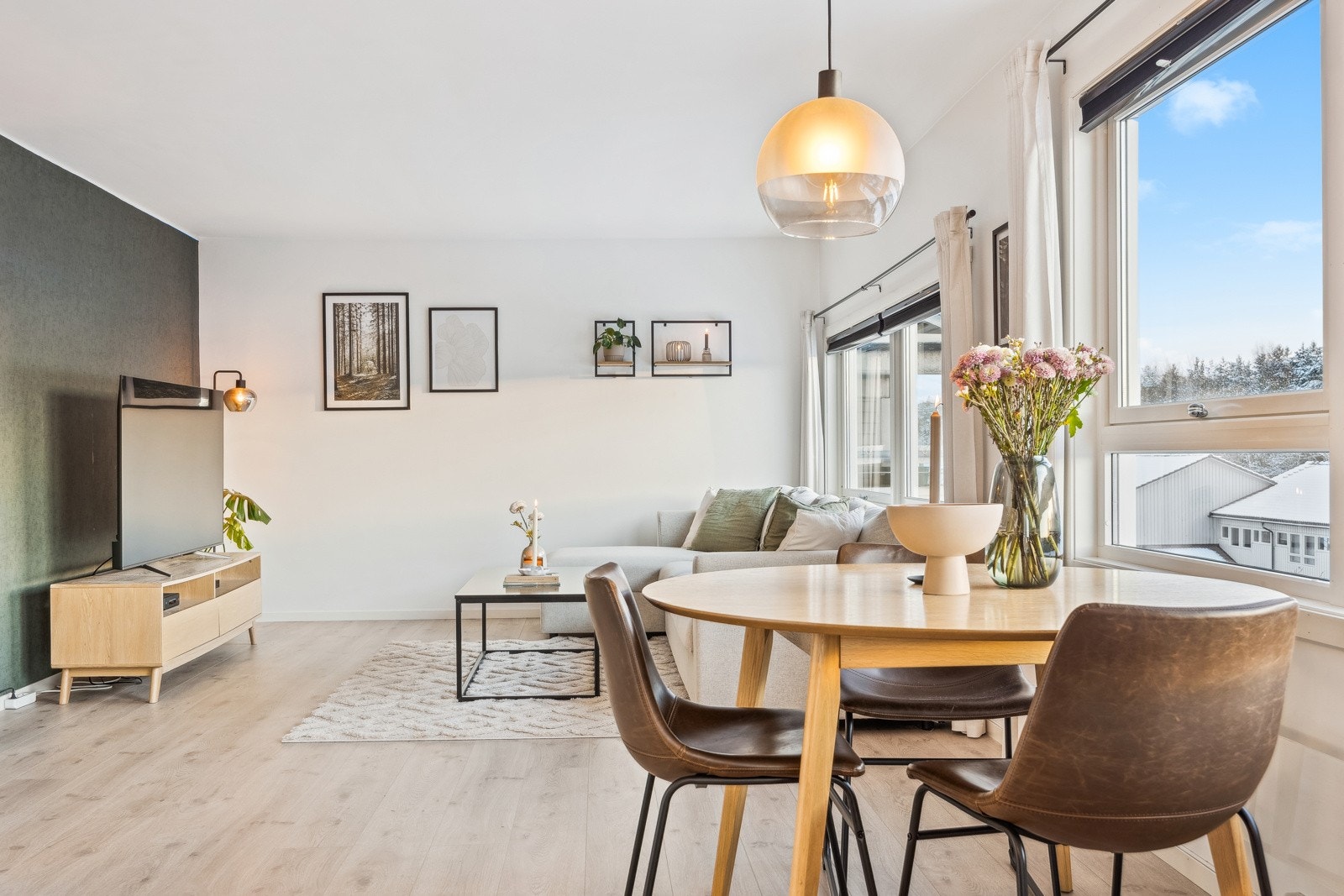 Spisebordsområdet har en naturlig plassering med god belysning fra store vinduer som slipper inn rikelig med dagslys. Galleribilde