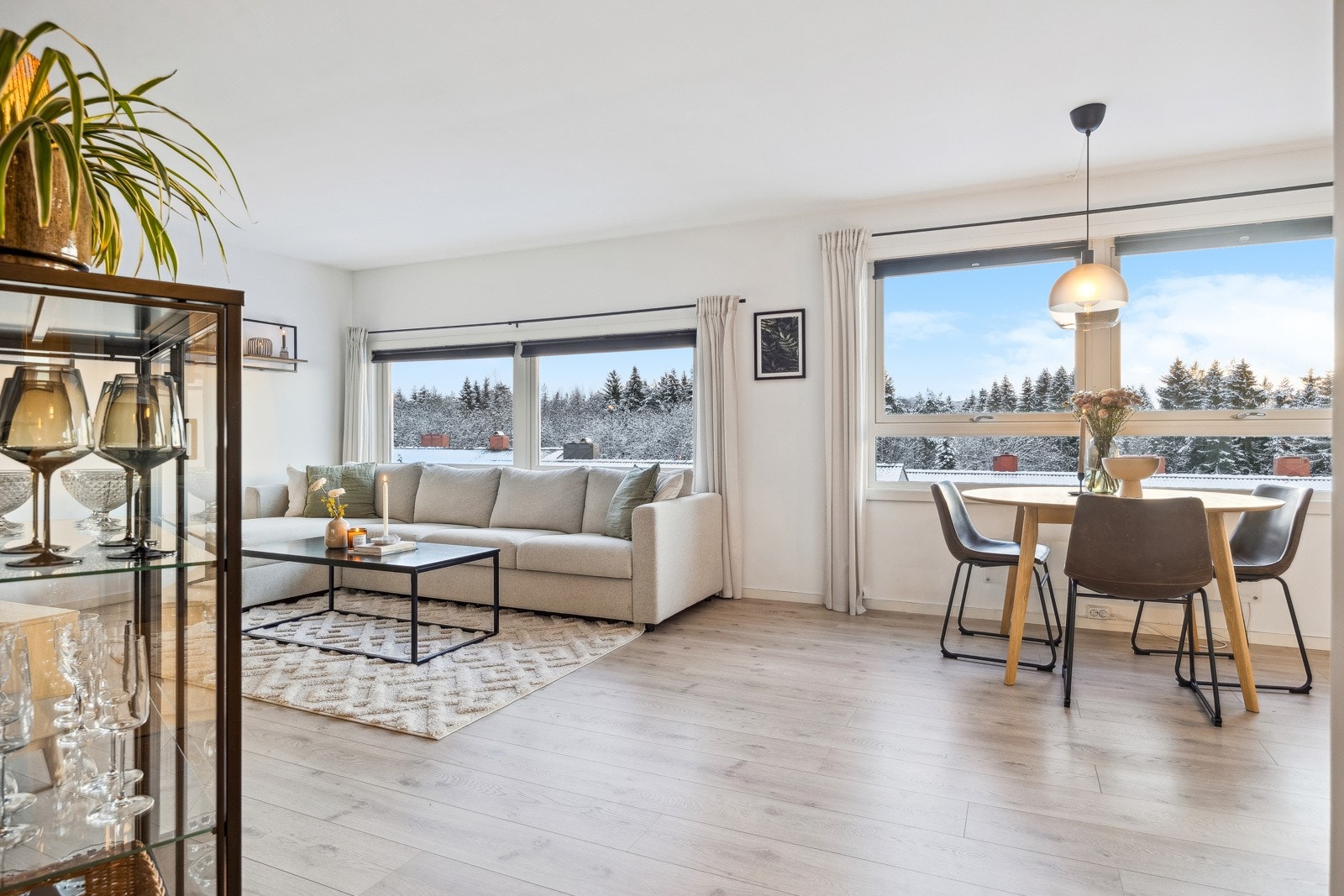 Leiligheten har en praktisk planløsningmed åpne soner. Galleribilde