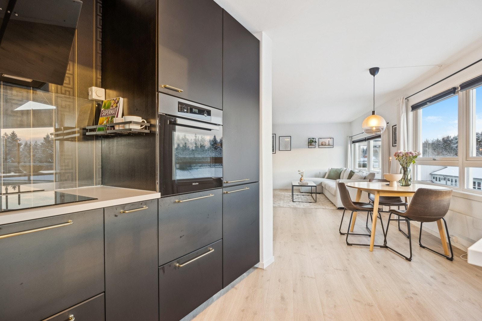 Kjøkkenet ligger i en åpen løsning med stuen, noe som gir leiligheten en romslig følelse. Galleribilde