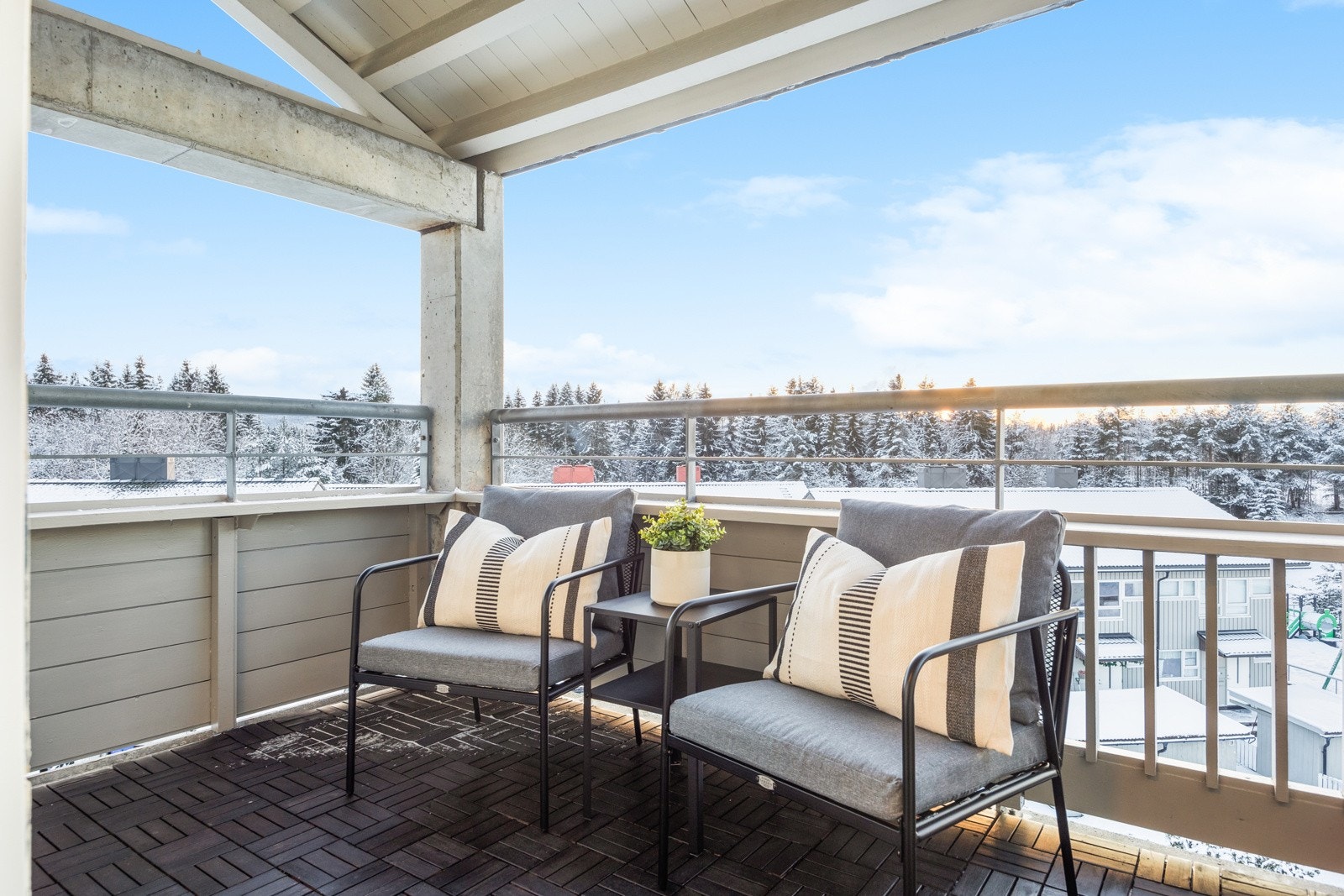 Den flotte utsikten kan nytes både utenfra og innenfra. Galleribilde