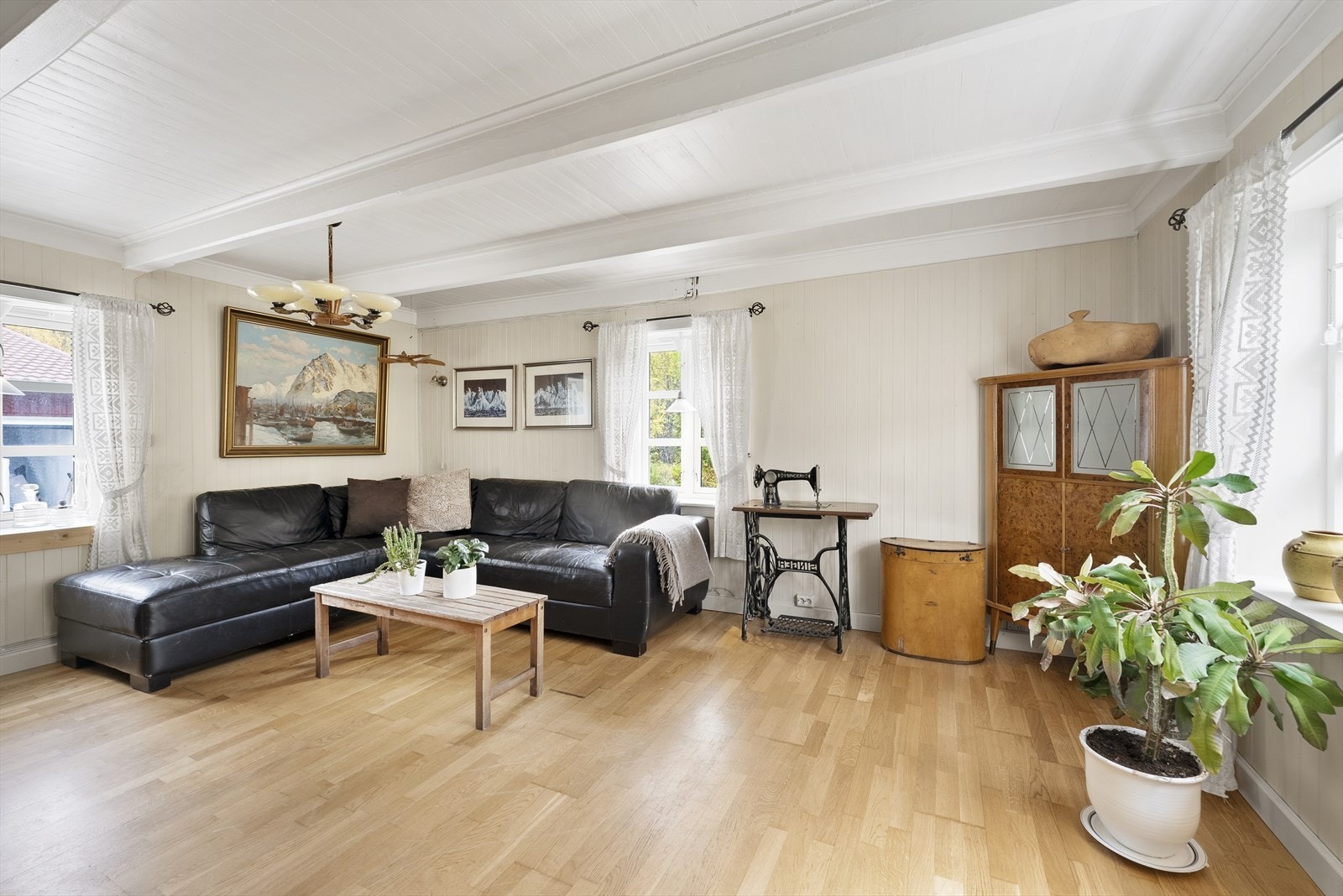 Pent og praktisk stueområde med sosiale soner og god plass til møblering. Store vinduer gir godt gjennomtreng av dagslys. Galleribilde