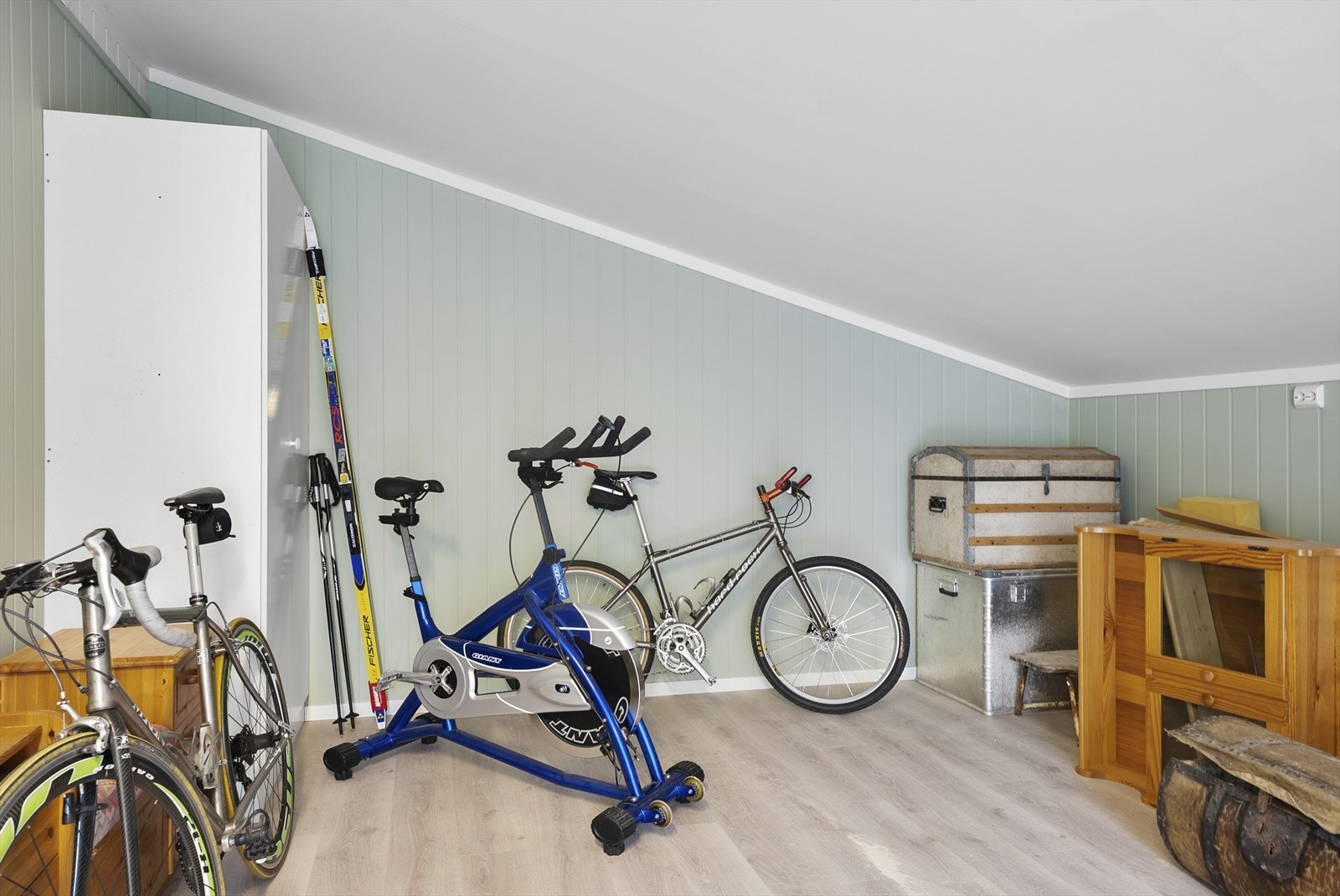 Eksempel på lagringsmulighetene i en av bodene på eiendommen. Galleribilde