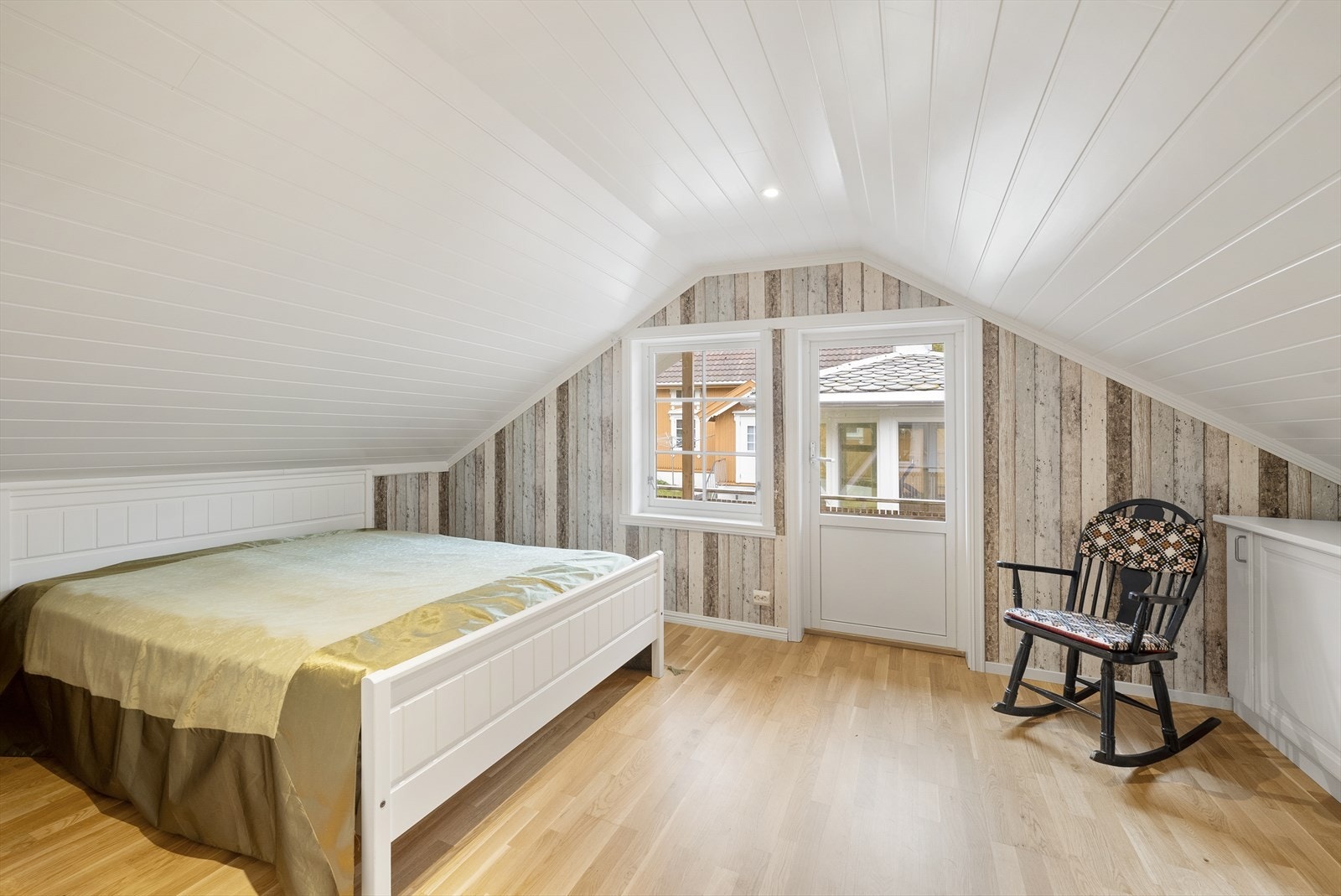 Fra det ytterste soverommet over tilbygget har du tilgang til en bred balkong. Galleribilde