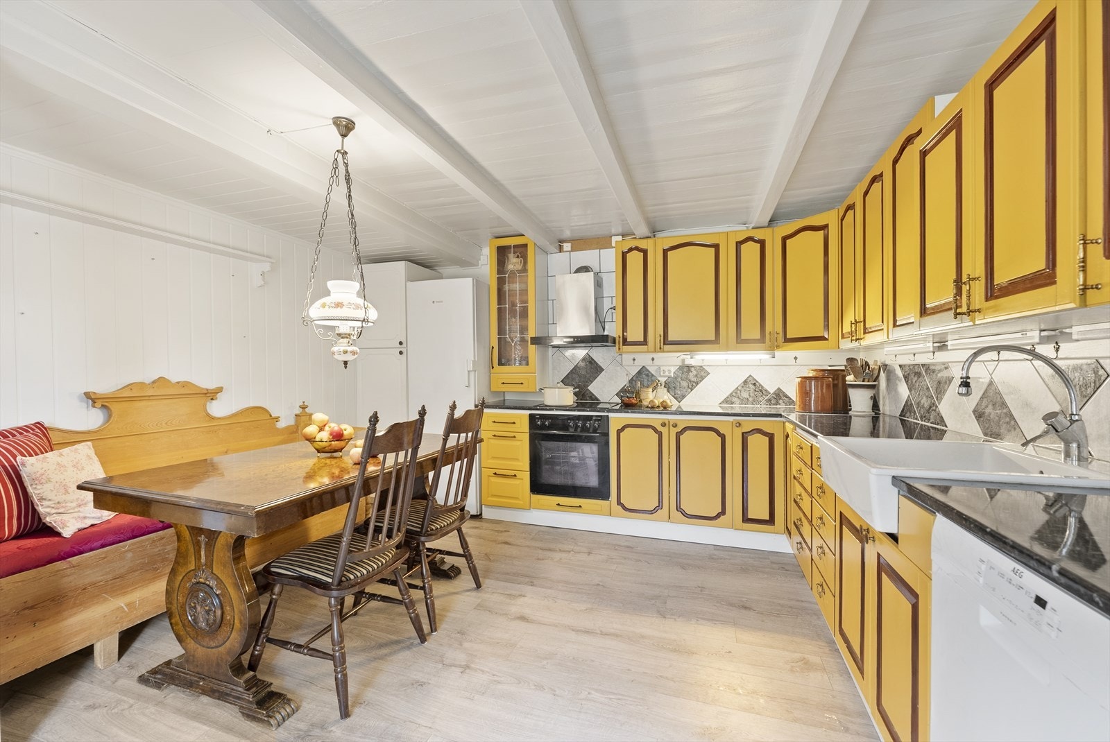 Stort kjøkken med rikelig skap- og benkplass. Også plass til innredning for spisestue. Galleribilde