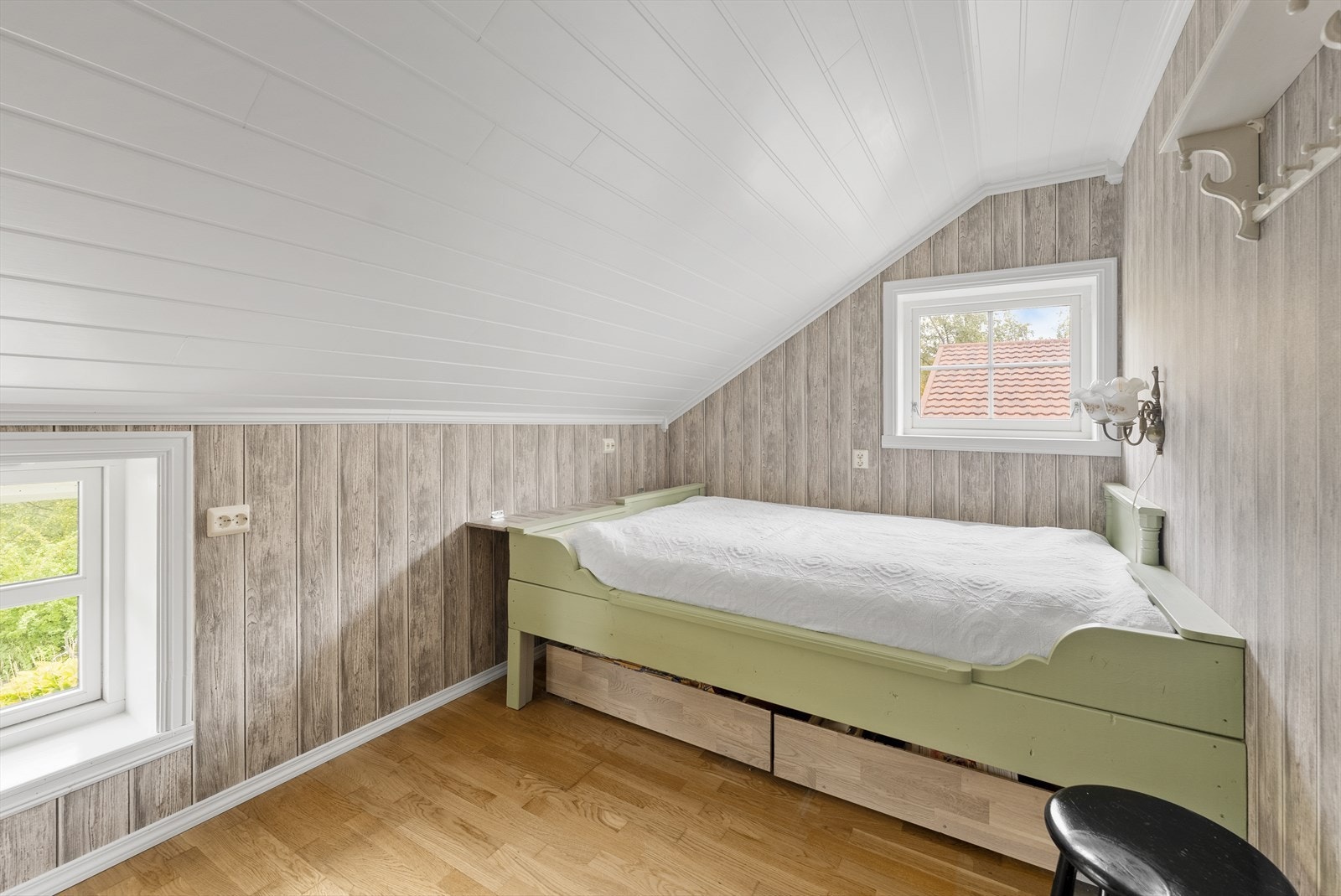 Alle soverommene har plass til gode senger og tilhørende soveromsmøblement. Galleribilde