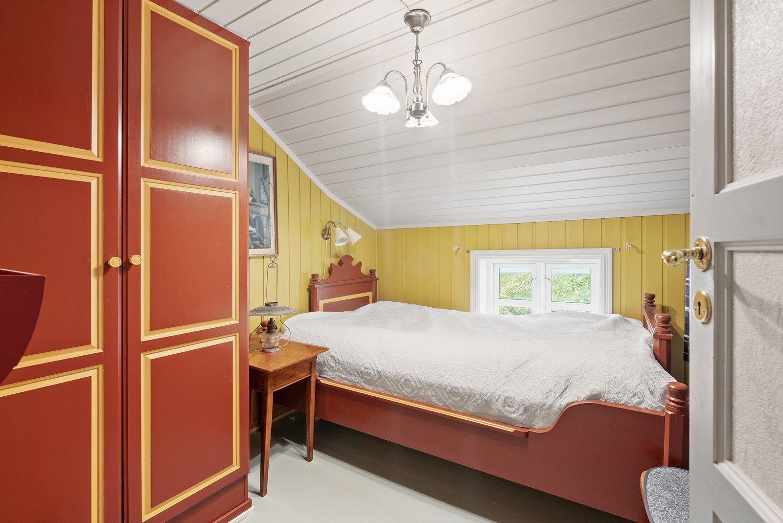 Ett av rommene i 2. etasje er tegnet inn som bod og i dag innredet som et soverom. Bruksendringen er søknadspliktig. Galleribilde