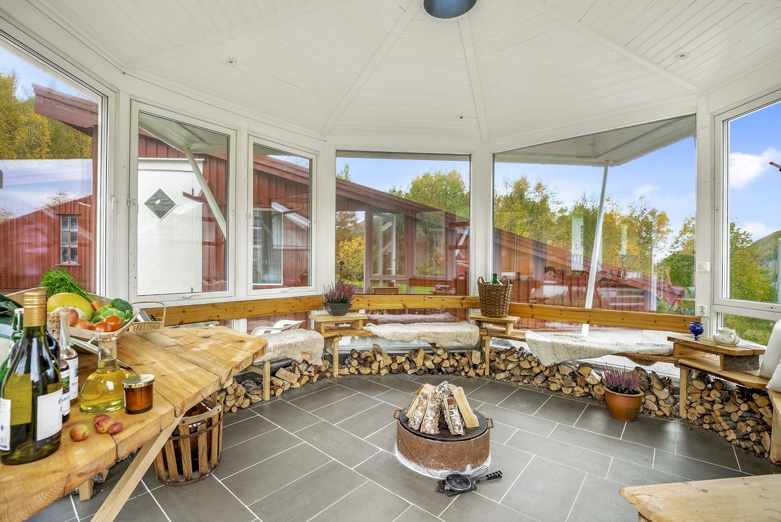 I uthuset kan man nyte omgivelsene sammen med venner og famile. Galleribilde