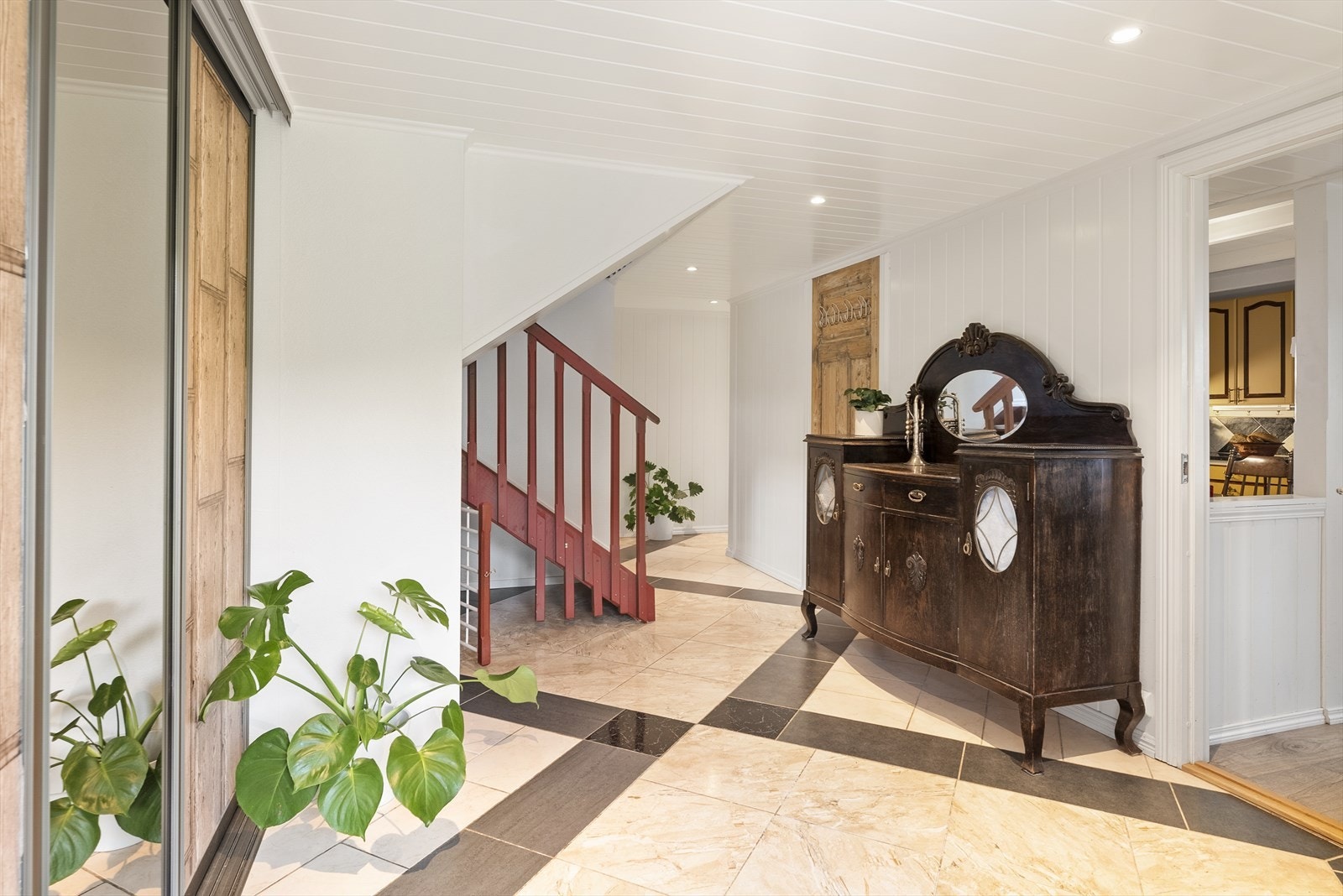 Du ønskes velkommen inn i entréen i 1. etasje av hovedboligen. Inngangspartiet er pent flislagt med skyvedørsgarderobe. 1. etasje har vannbåren varme i gulvene. Galleribilde