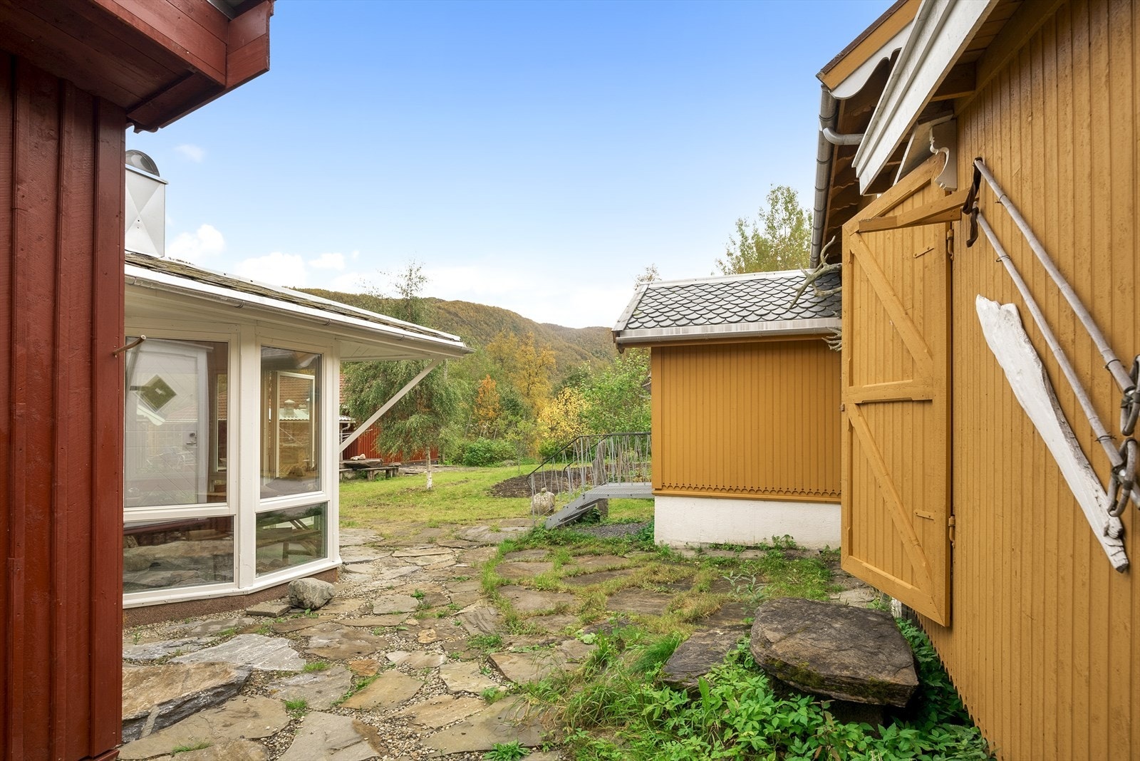 Eiendommen har rikelig med lagringsplass i forskjellige uthus, grillhytte og bod. Galleribilde