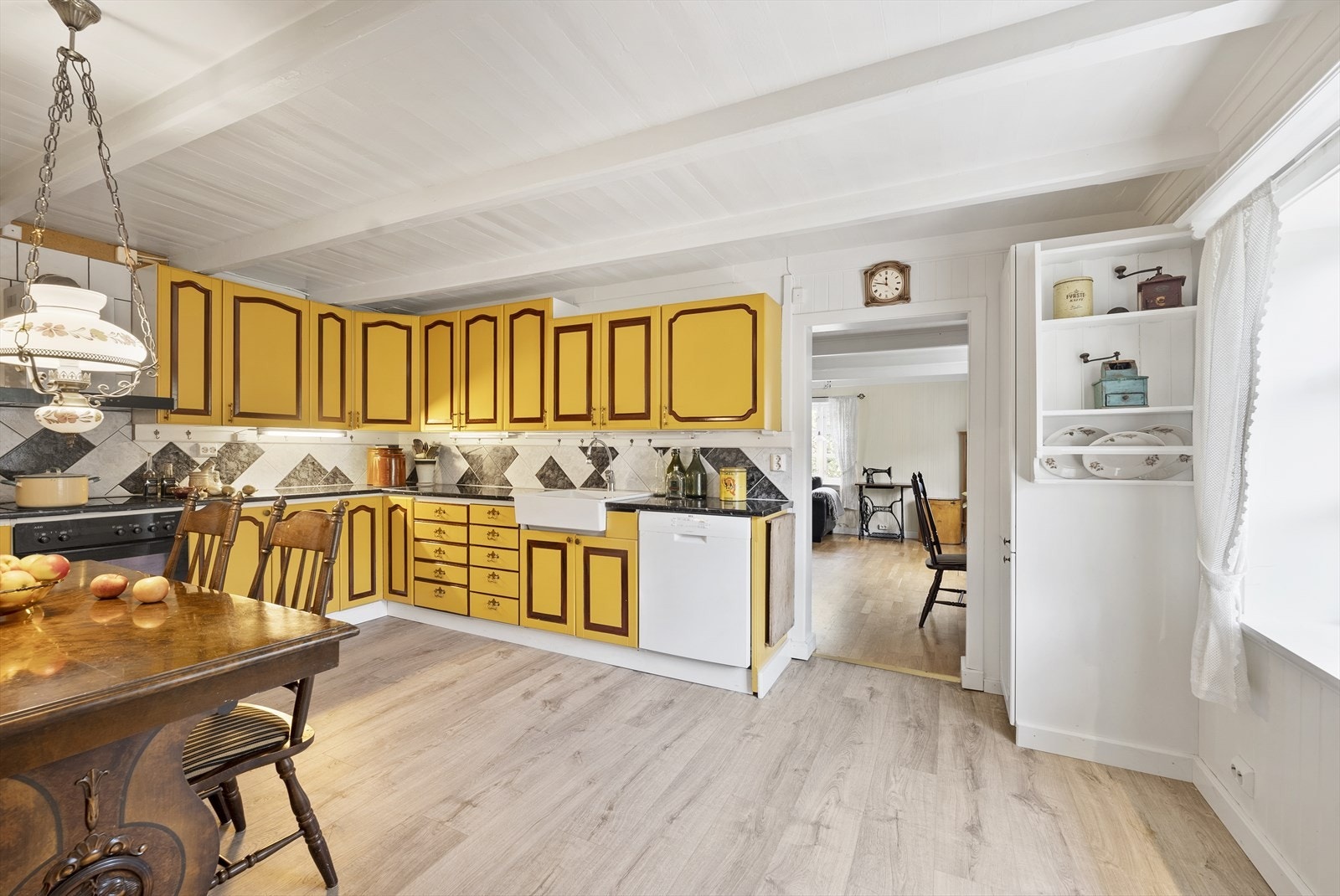 Kjøkkeninnredning med malte profilerte fronter. Godt utbygget med skap og benkeplass. Fliser over benk. Opplegg for oppvaskmaskin. Galleribilde