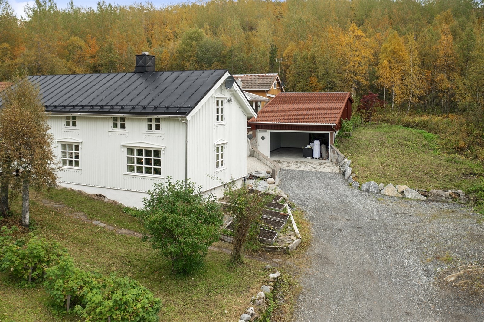 På eiendommen får du en stor, moderne garasje og flere parkeringsplasser. Galleribilde