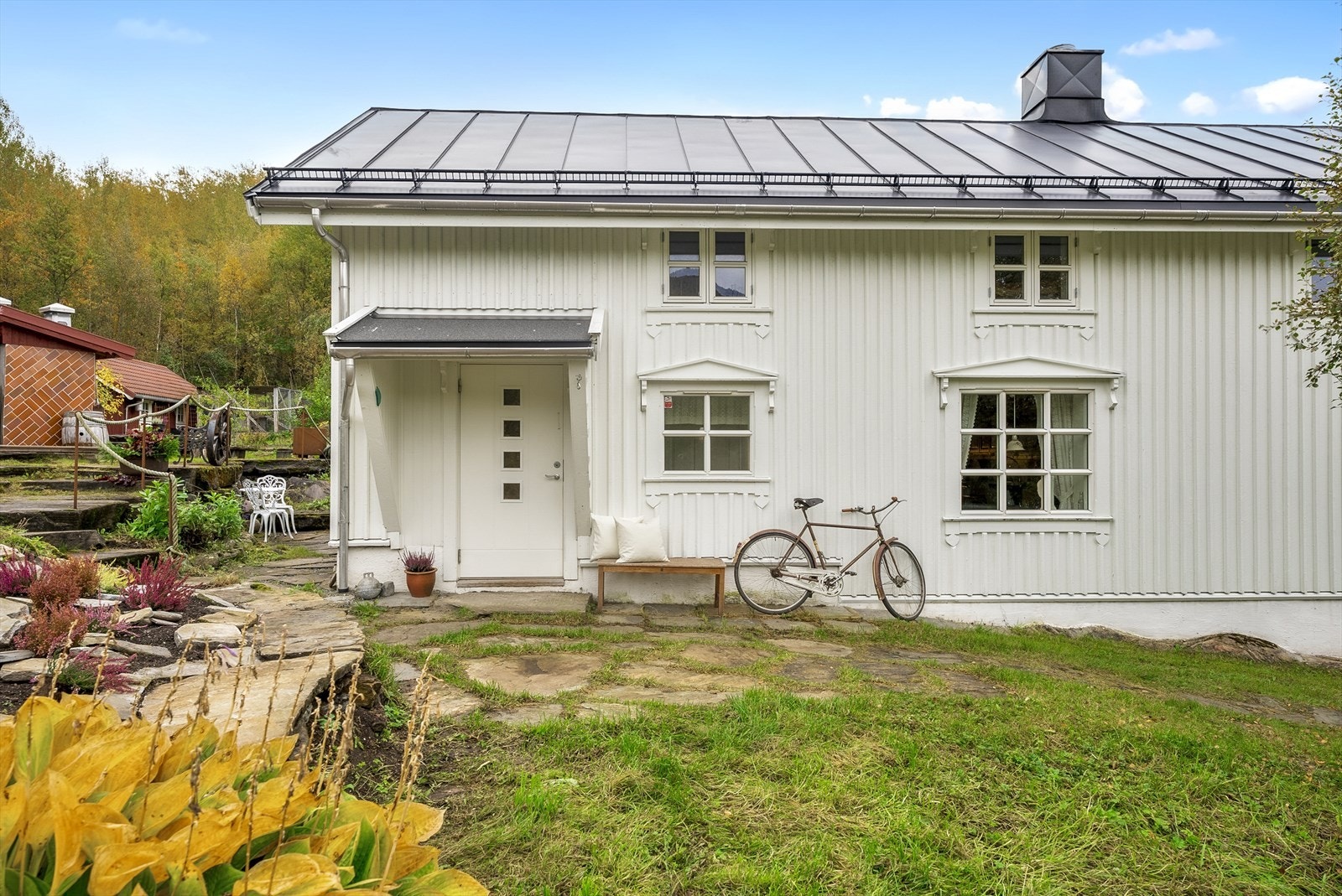 Boligen ligger i et attraktivt og svært barnevennlig område på Tverlandet. Galleribilde