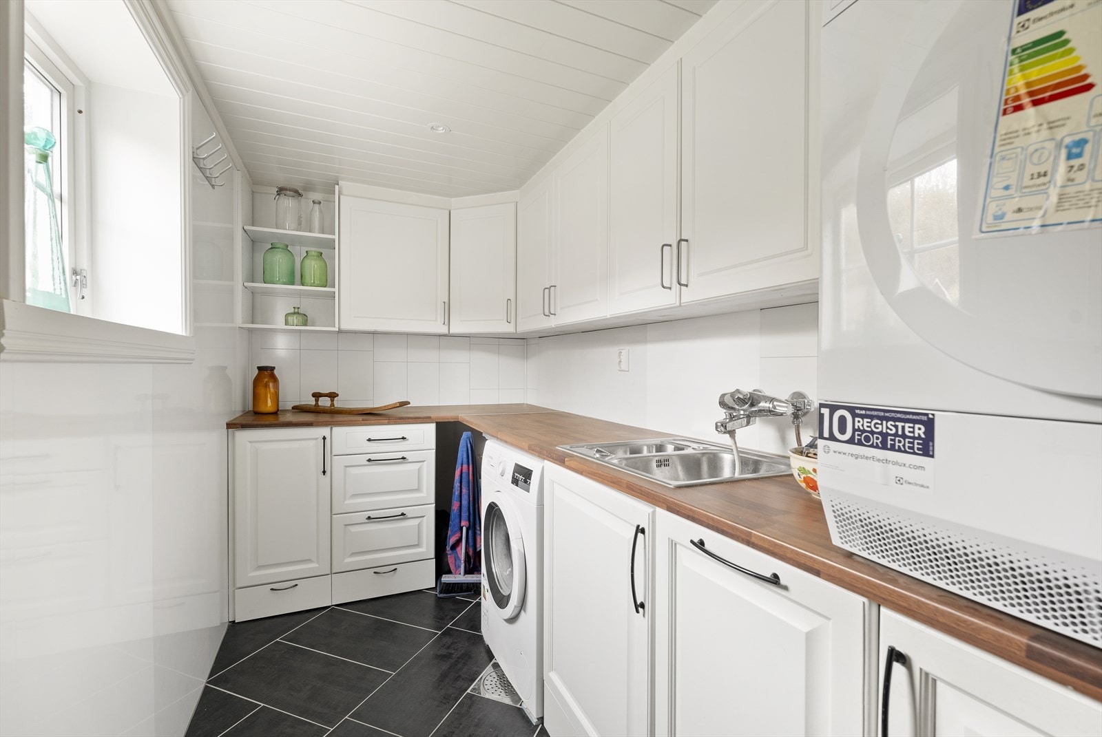 Praktisk vaskerom med god skap- og benkplass. Galleribilde