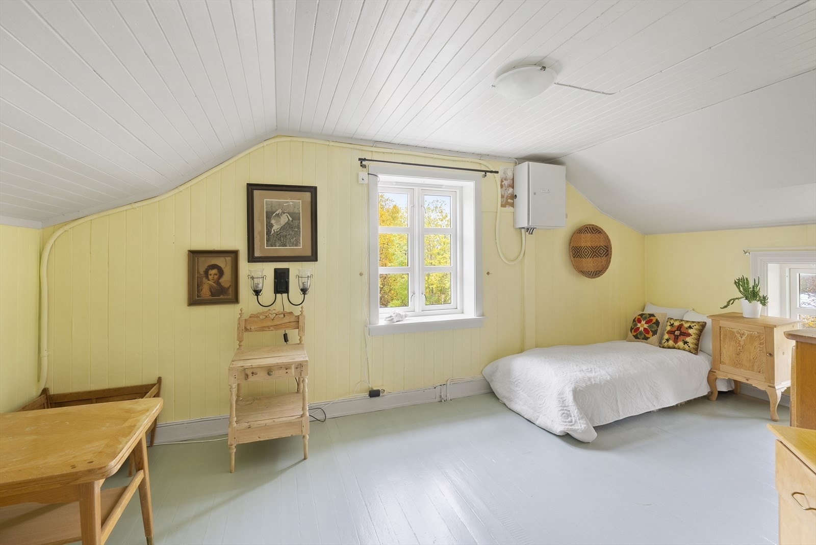 Deler av boligens historie er bevart gjennom hele 1. etasjen, spesielt i stueområdet og enkelte av soverommene. Galleribilde