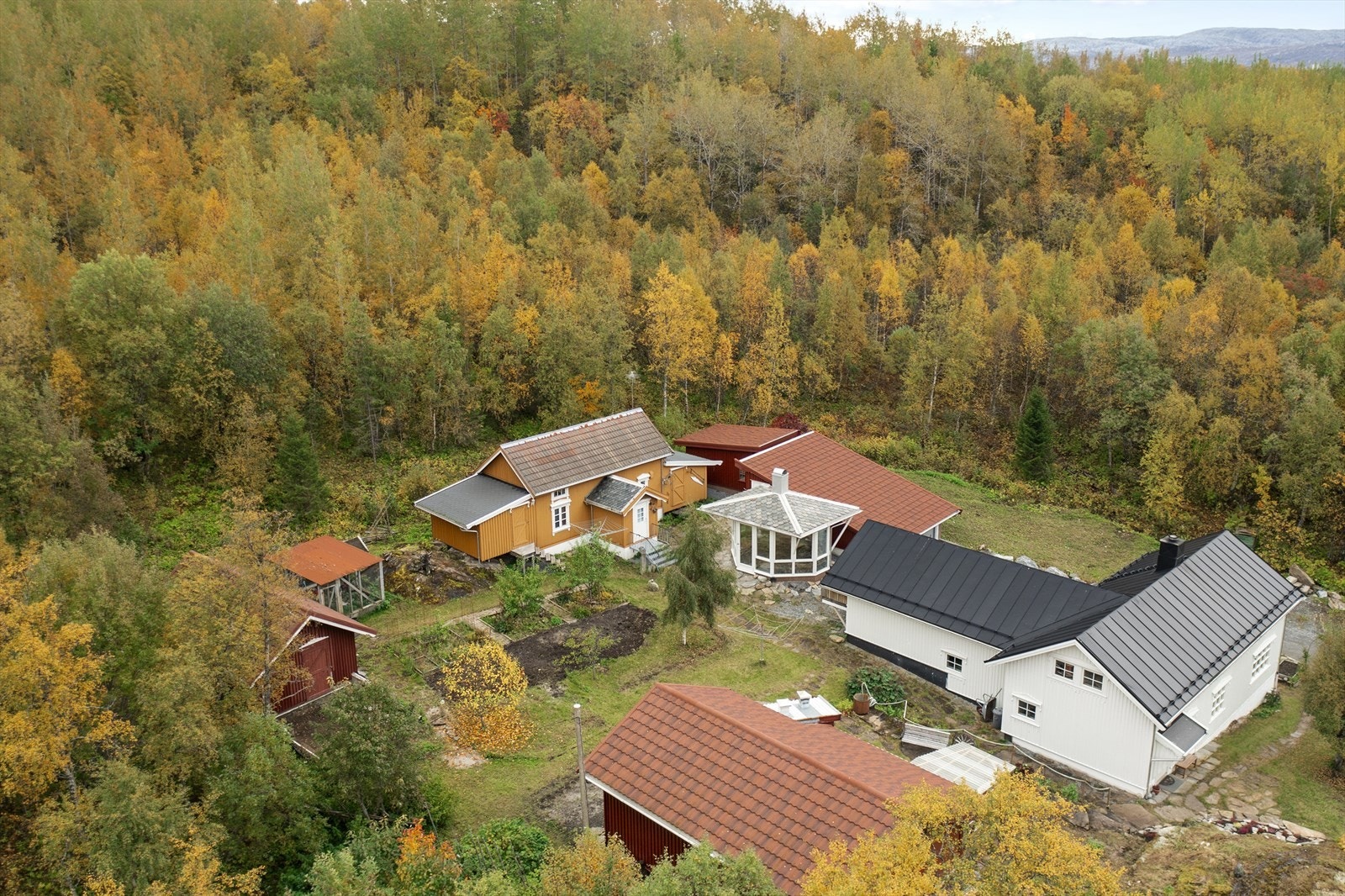 Begge eneboligene går over to plan og oppleves som romslige. Eiendommen er betydelig påkostet de siste årene og har kort vei til populære friluftsområder. Galleribilde