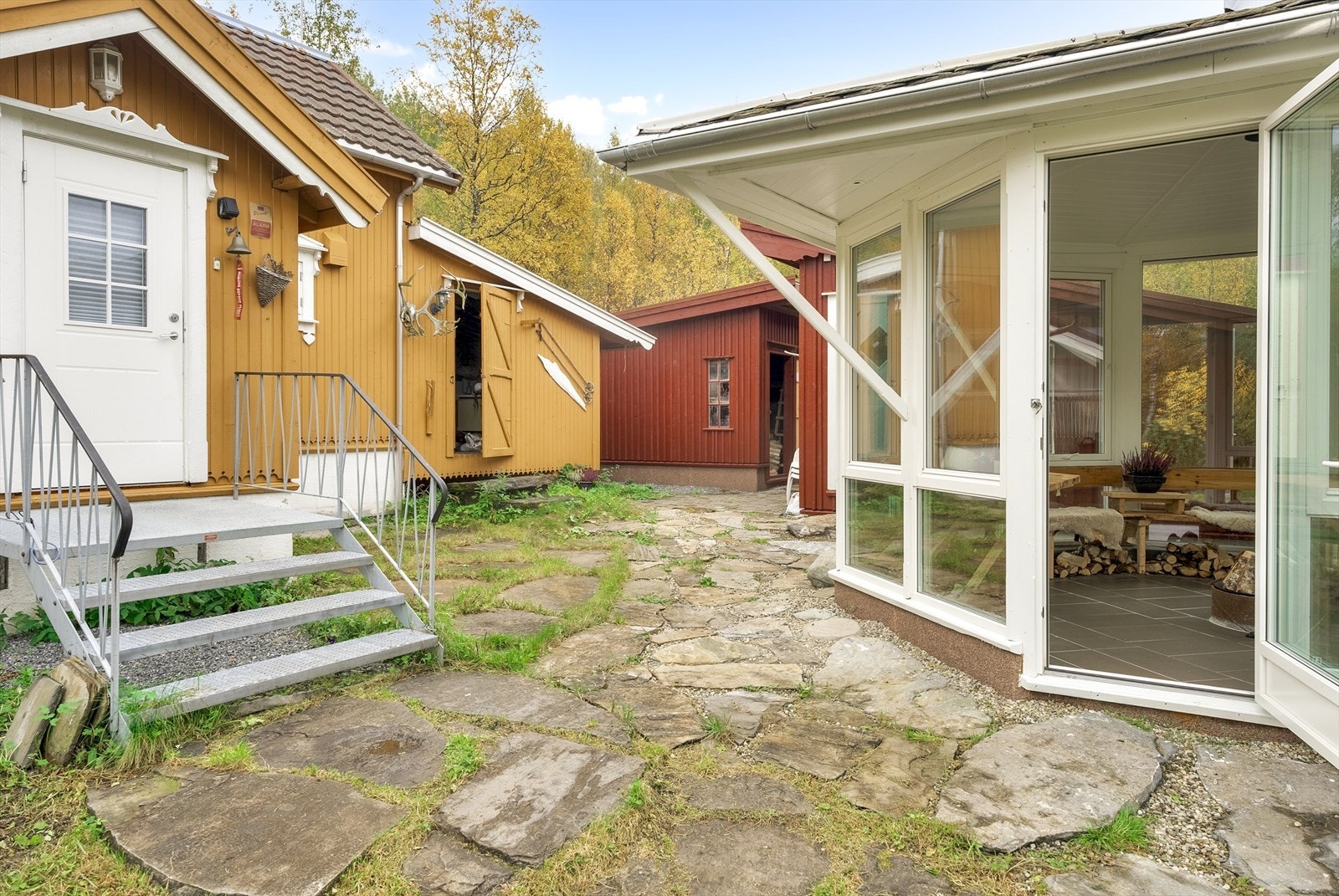 Til venstre ser du inngangen til eneboligen som i dag leies ut. Galleribilde