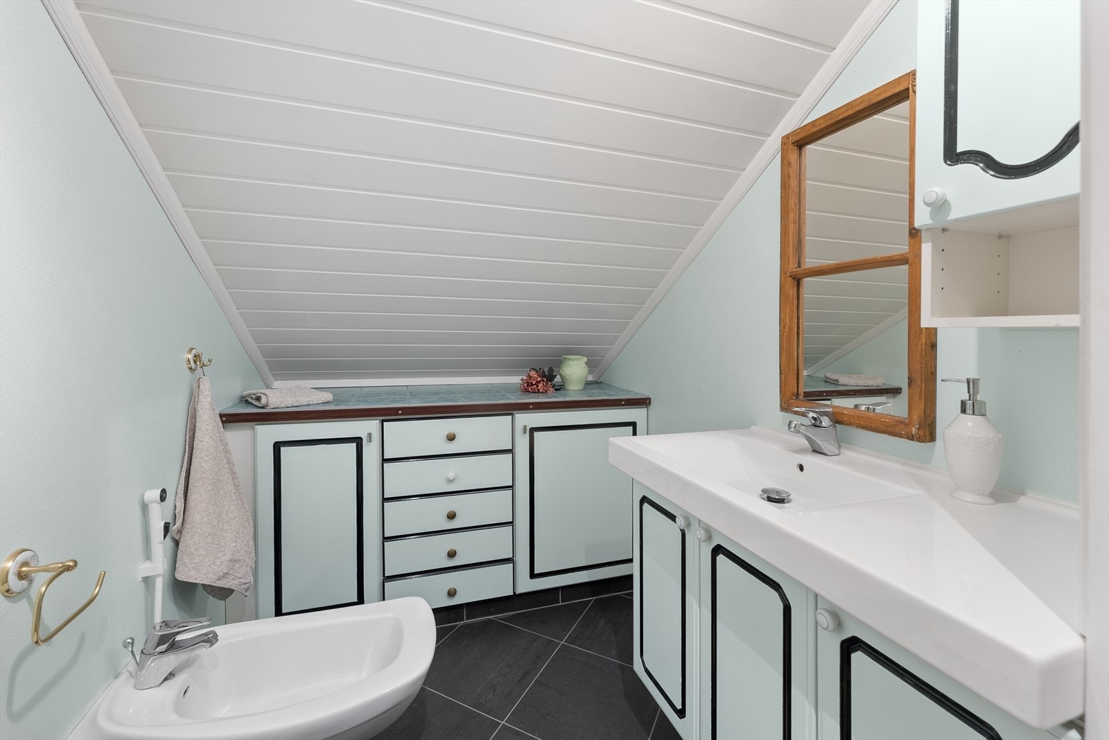 Det er også gulvvarme på toalettrommet i etasjen over. Toalettrom med fliser på gulv og tapet / strie på vegger. Vegghengt toalett, bide og innredning med nedfelt servant. Galleribilde