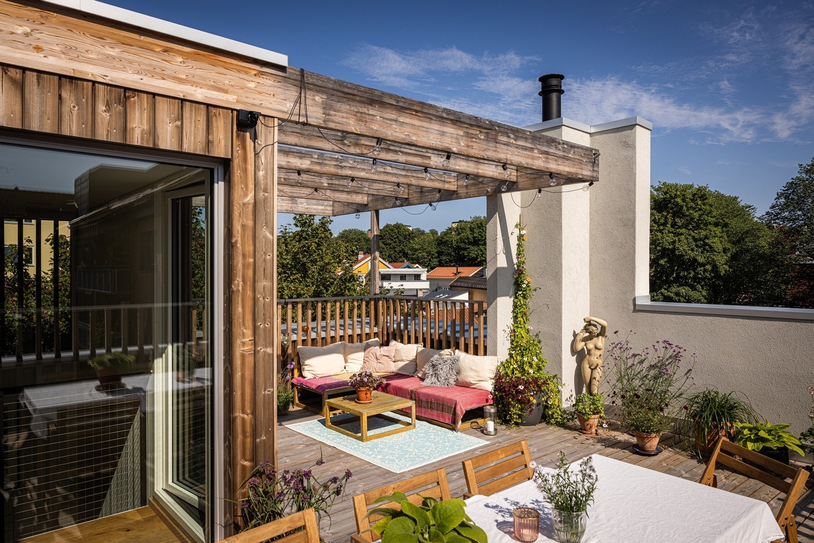 Sommerbilde fra takterrasse: Skjermet og idyllisk takterrasse med gode solforhold Galleribilde