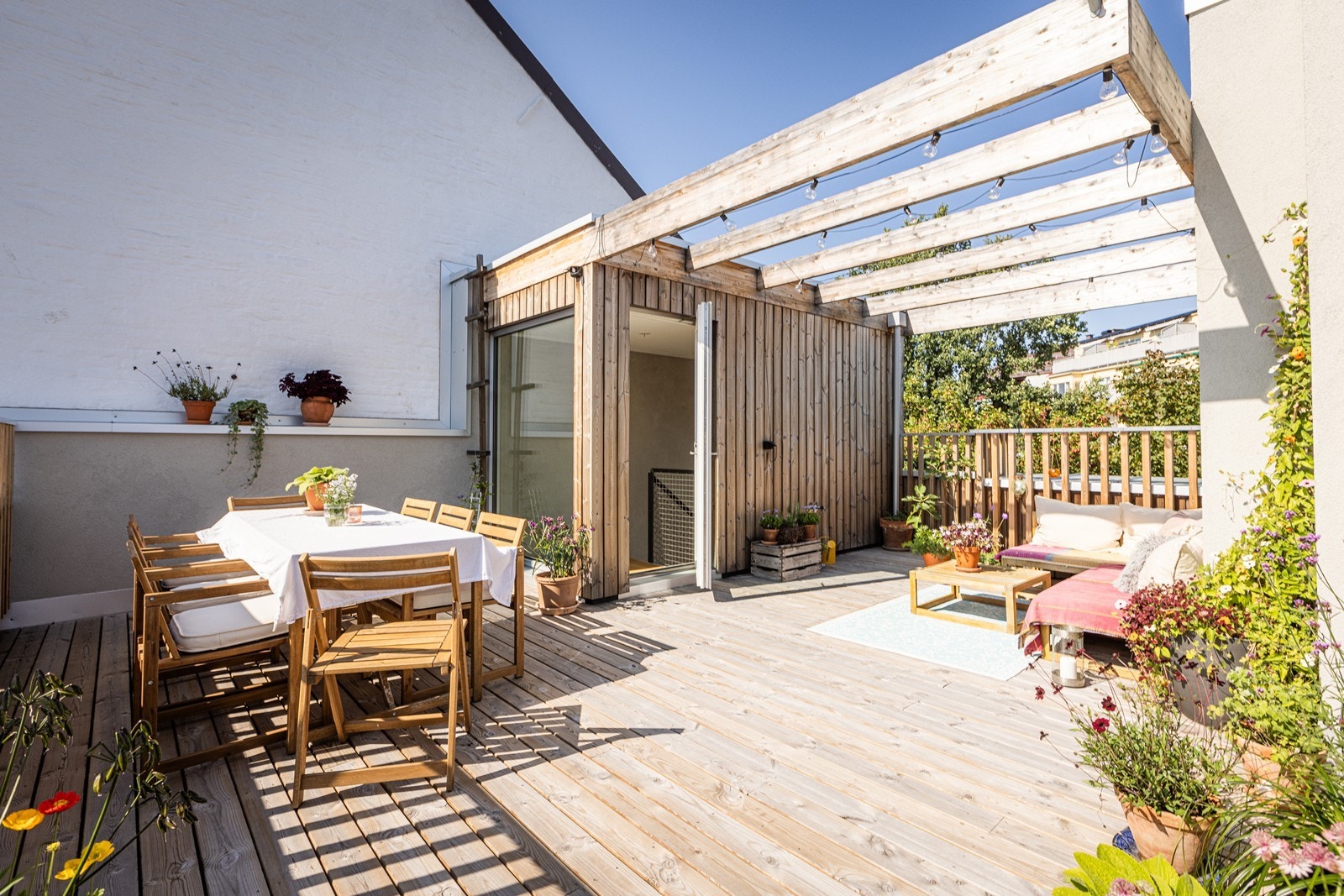 Sommerbilder fra terrassen: En stor takterrasse med gode solforhold og opplegg for utekjøkken Galleribilde