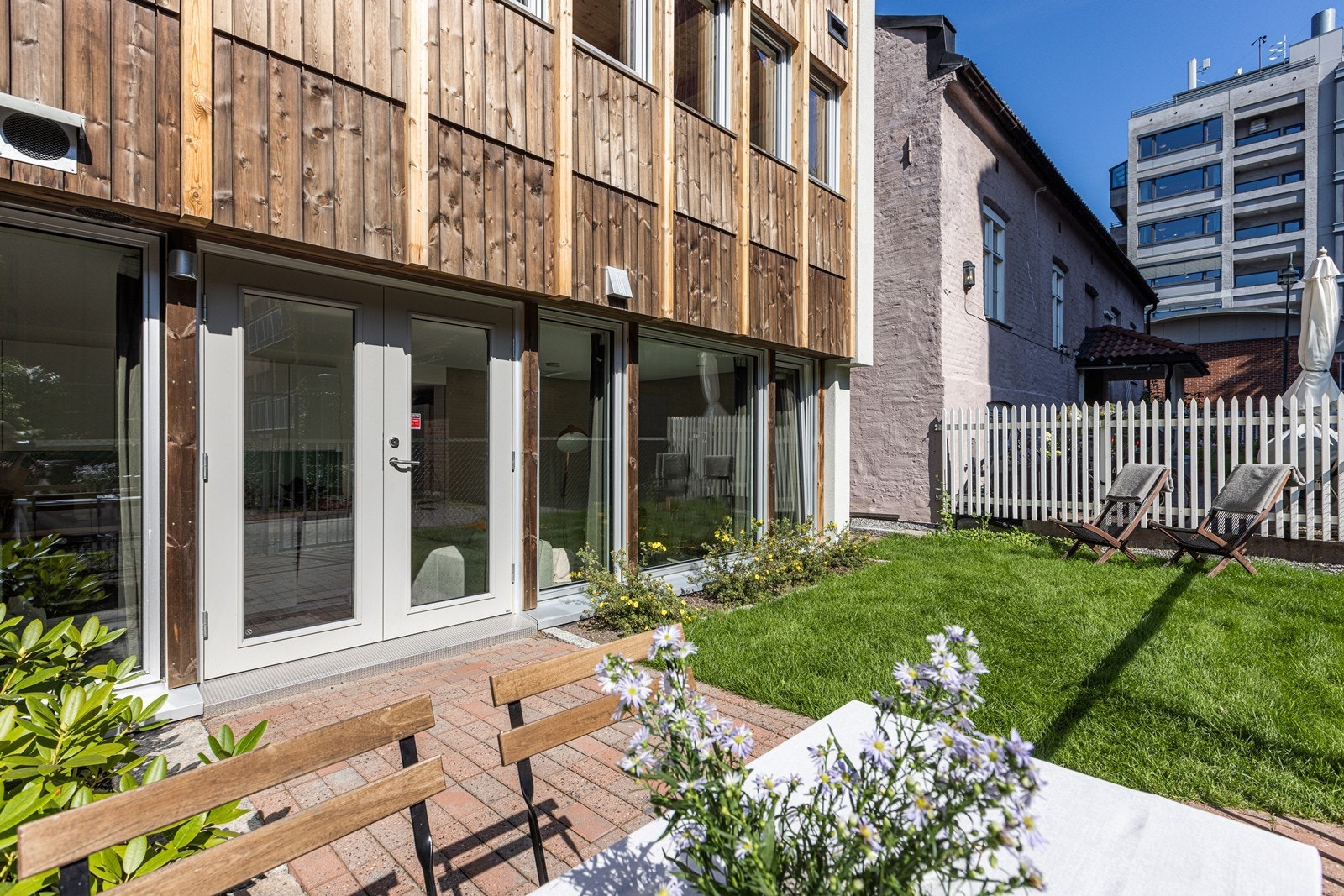 Sommerbilder fra hagen: Hyggelig liten hageflekk på baksiden av huset Galleribilde