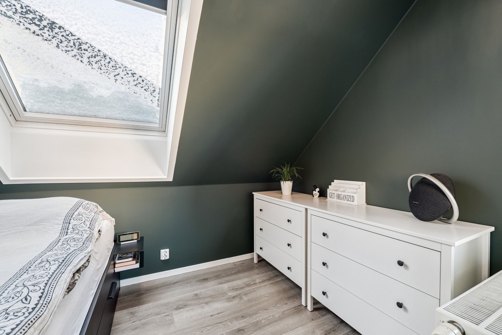 Det er to dører til soverommet, en på hver side (skyvedør). Galleribilde