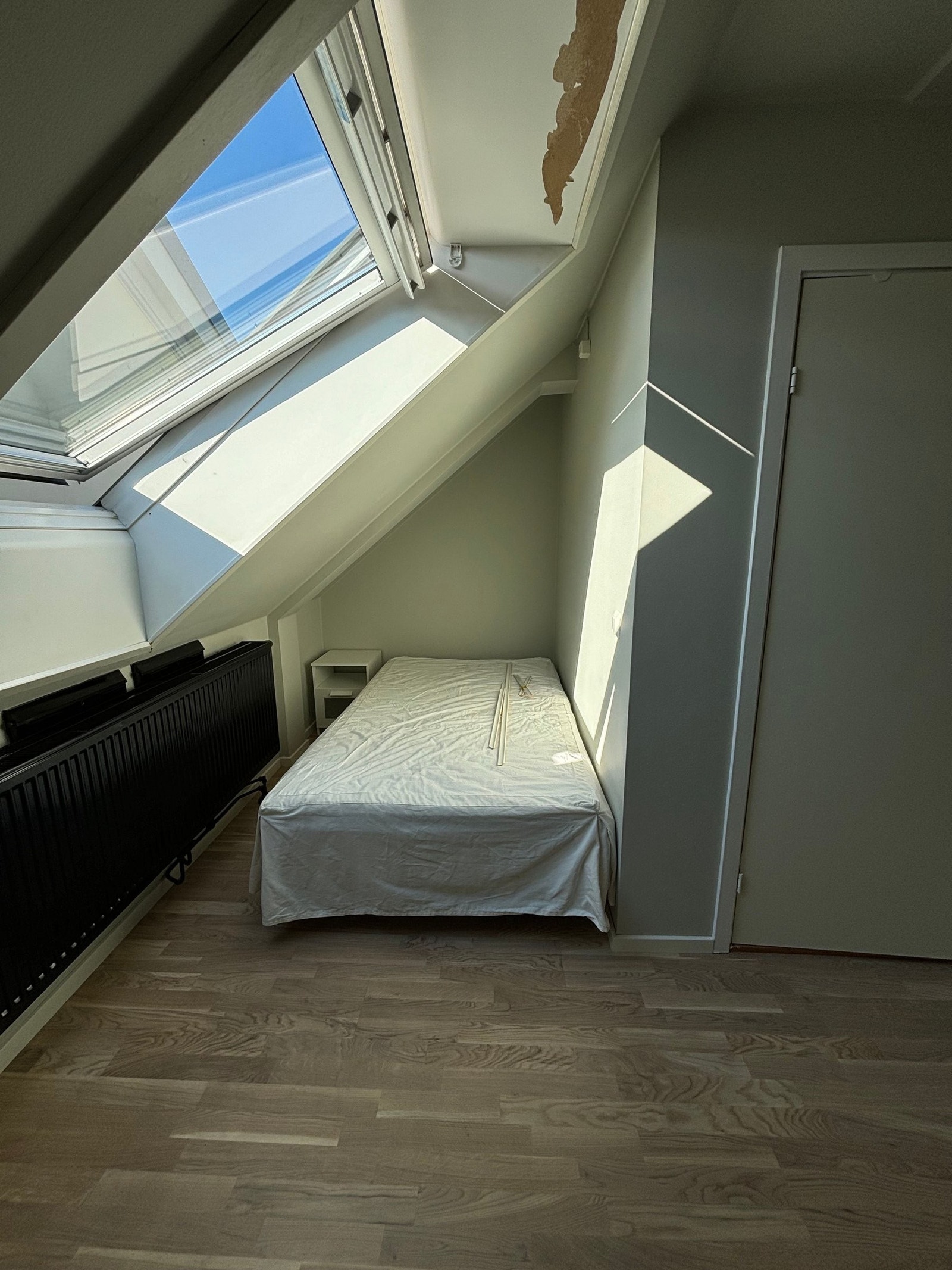 Grei plass til seng samt nattbord. Radiator som varmer hybel raskt opp. Galleribilde