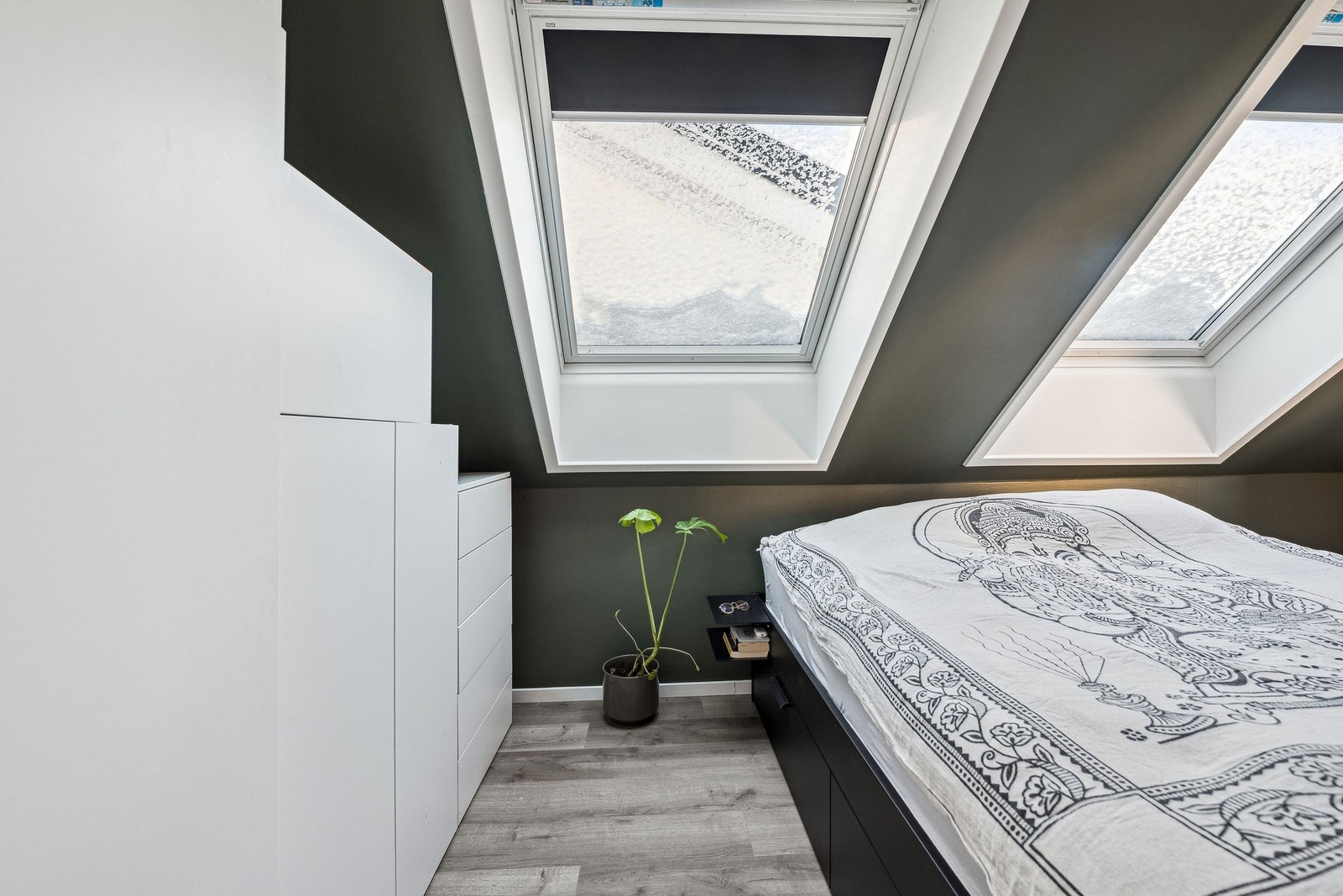 Soverom med gode muligheter for kles oppbevaring til tross for skråtak. Godt med lys fra 2 takvinduer. Galleribilde