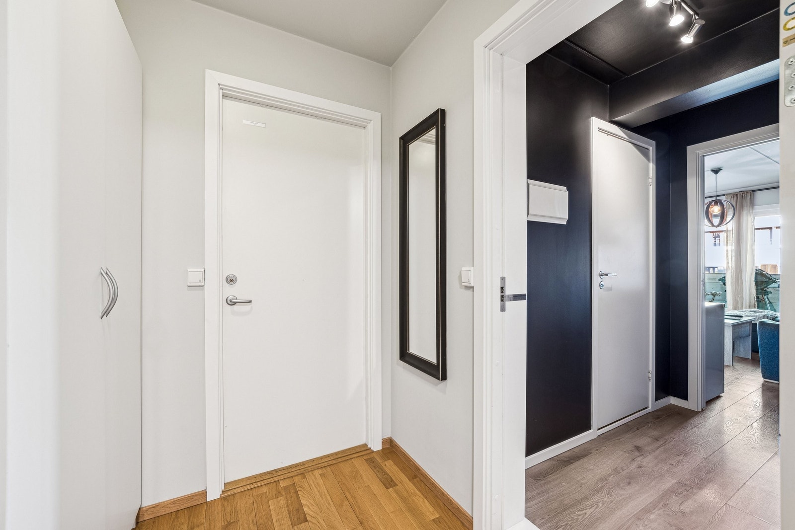 Felles-gang. Hybel rett frem, hoveddelen er til høyre. Galleribilde