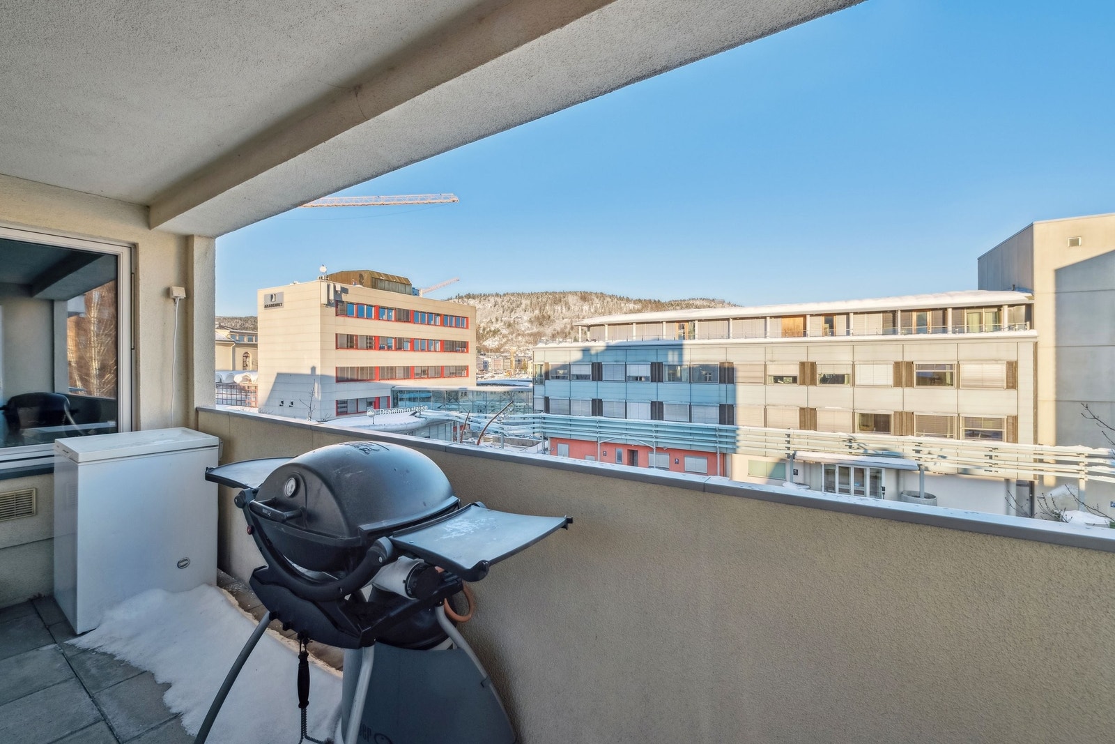 Romslig balkong med mulighet for en liten sitteplass. Det er strømforsyning tilgjengelig, hvor man for eksempel kan sette en fryseboks. Galleribilde