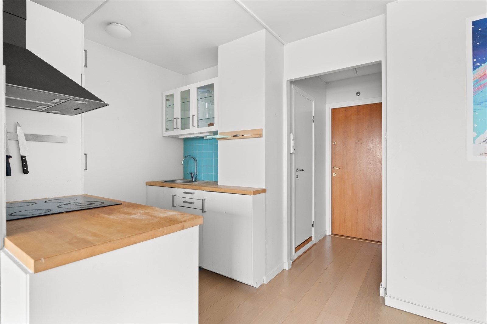 Kjøkkenet er i åpen løsning, og er praktisk utformet. Kjøkkeninnredningen er fra IKEA montert i 2015, og skapene har glatte malte fronter. Galleribilde