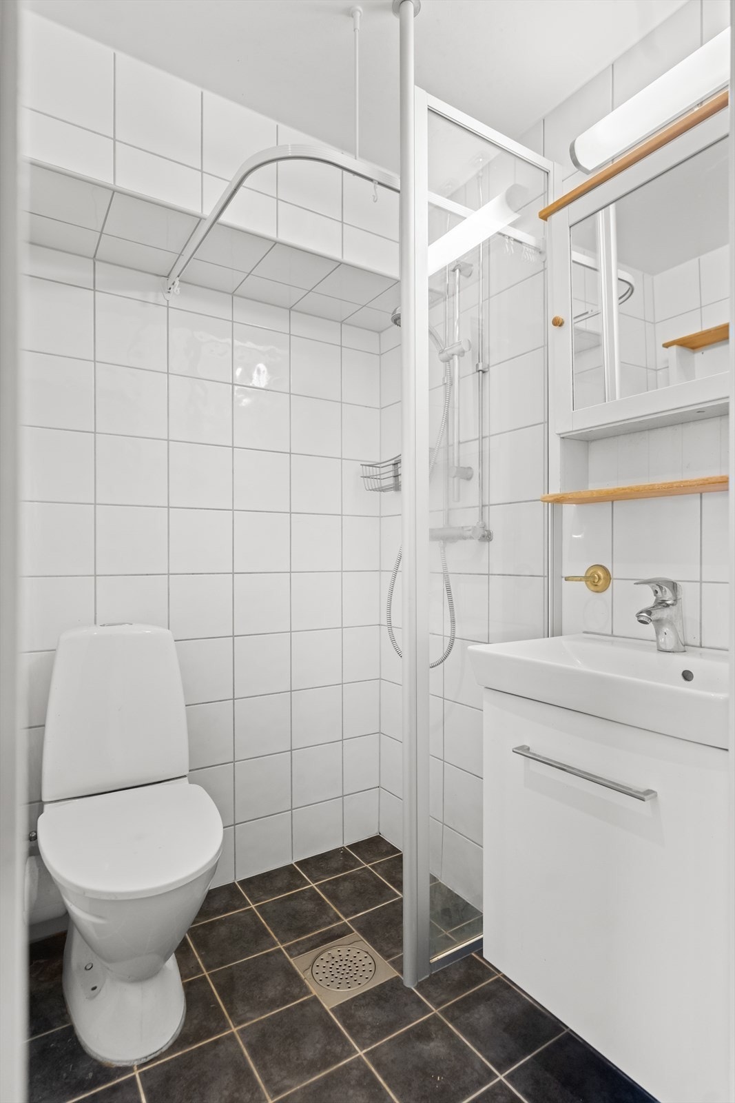 Rommet er oppgradert i 2011 i regi av borettslaget, og er innredet med servant, underskap, toalett og dusjhjørne. Galleribilde