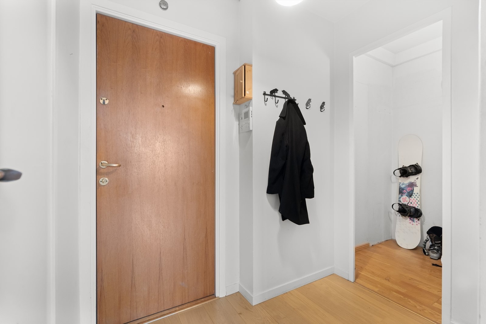 I entréen er det plass til å henge fra seg yttertøy og sette fra seg sko. Galleribilde