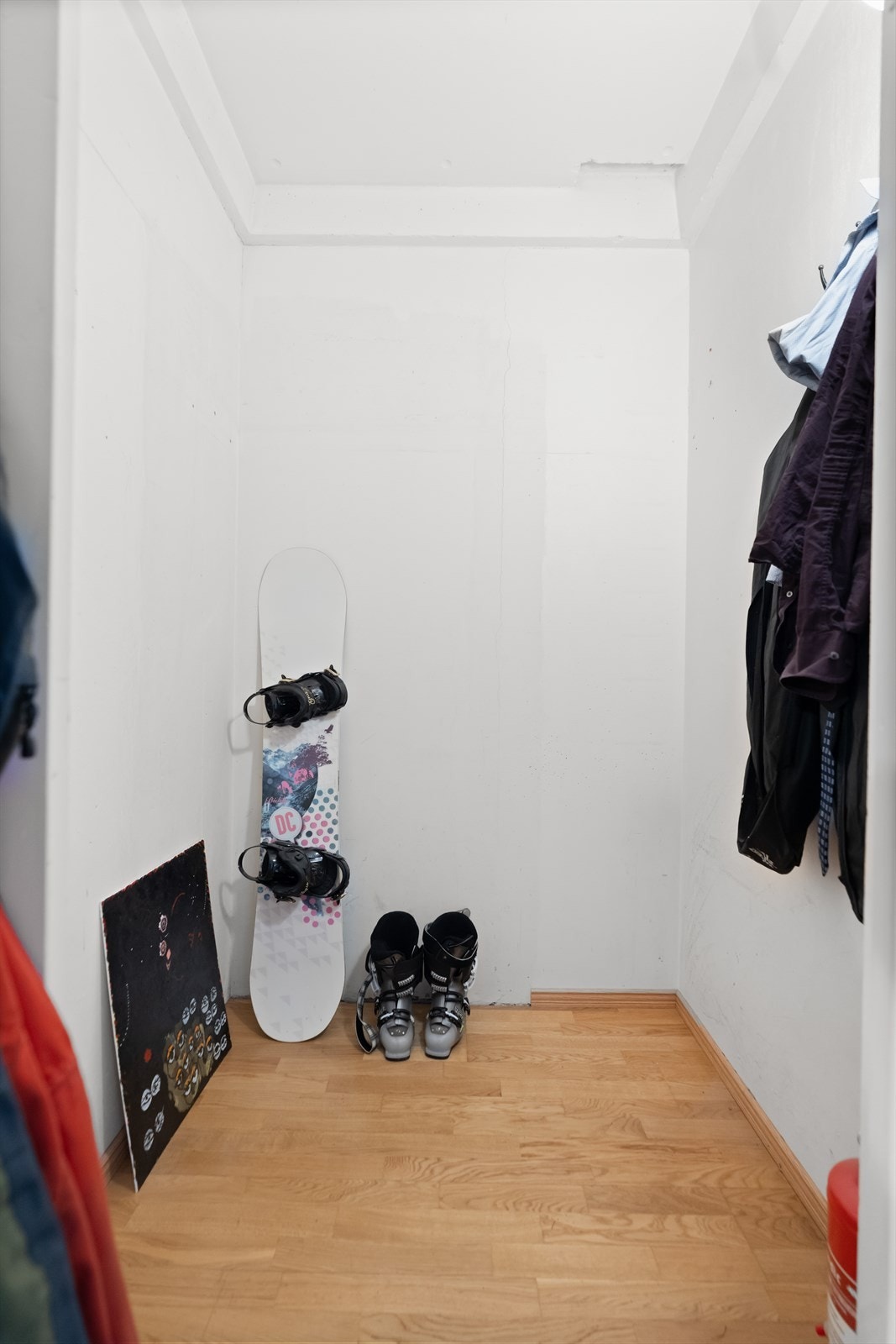 Fra entréen er det inngang til en praktisk bod. I tillegg disponeres en kjellerbod på 1 m². Galleribilde