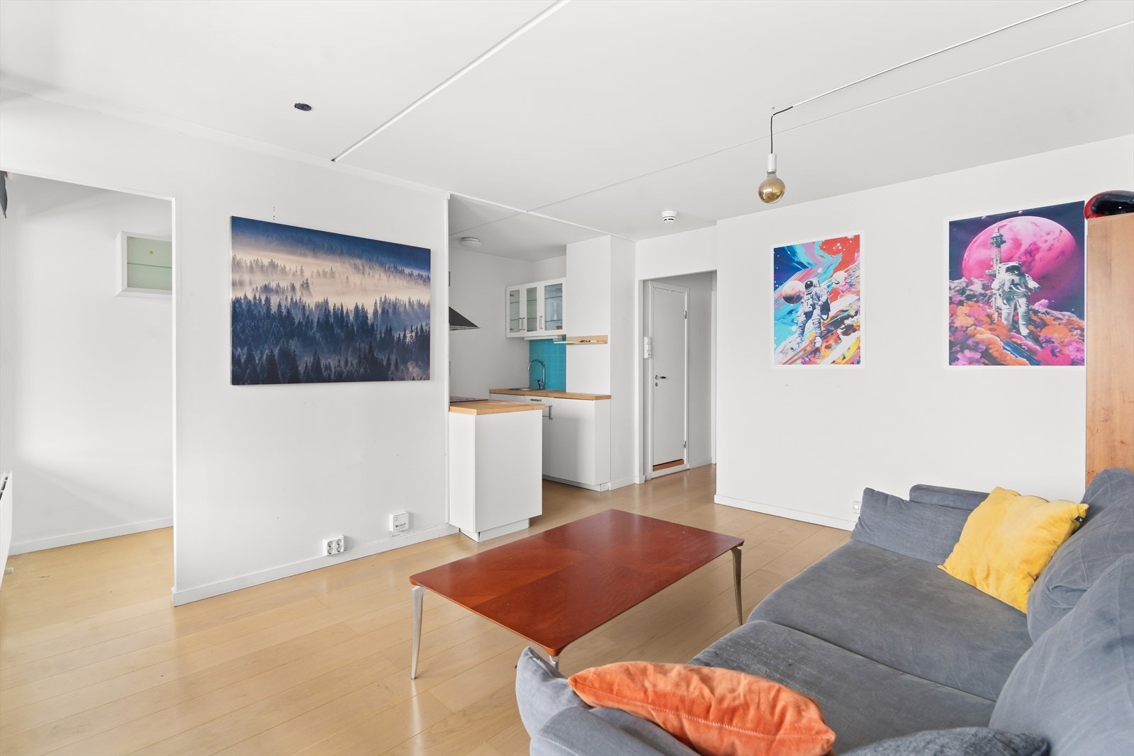 Stuen er i åpen løsning mot kjøkkenet. Galleribilde