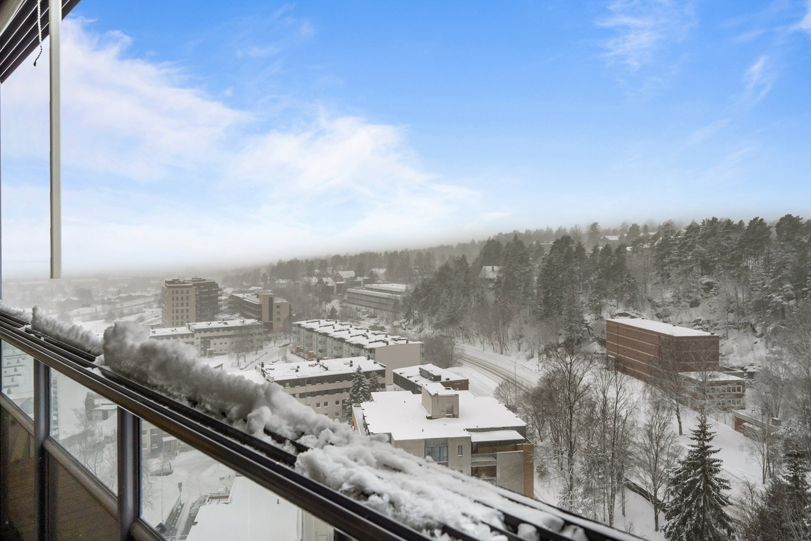 Leiligheten ligger høyt i byggets 13. etasje og kan nyte langstrakt utsikt fra sydvest-vendt innglasset balkong på over 10 m². Galleribilde