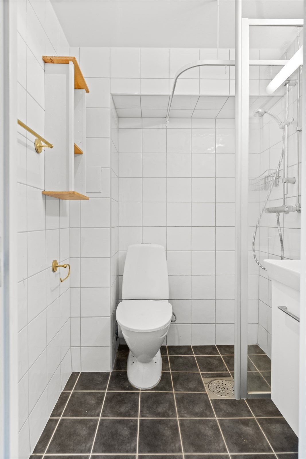 Fra gangen er det inngang til et flislagt baderom med gulvvarme. Galleribilde