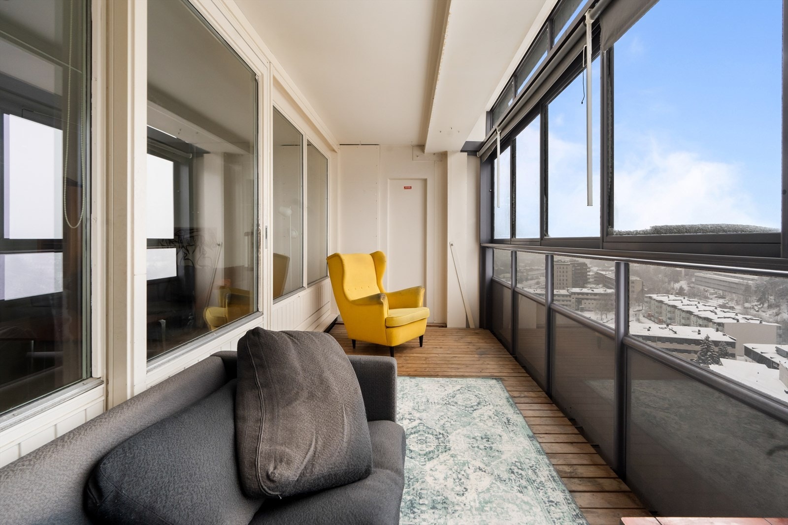 Glassveggene kan skyves til side i sommerhalvåret. Galleribilde