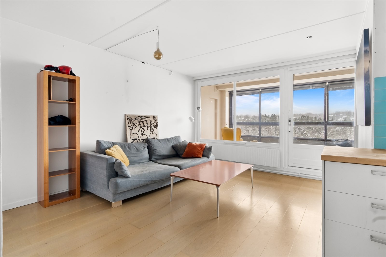 Rommet har plass til sofa, bord og tv-møbel. Galleribilde