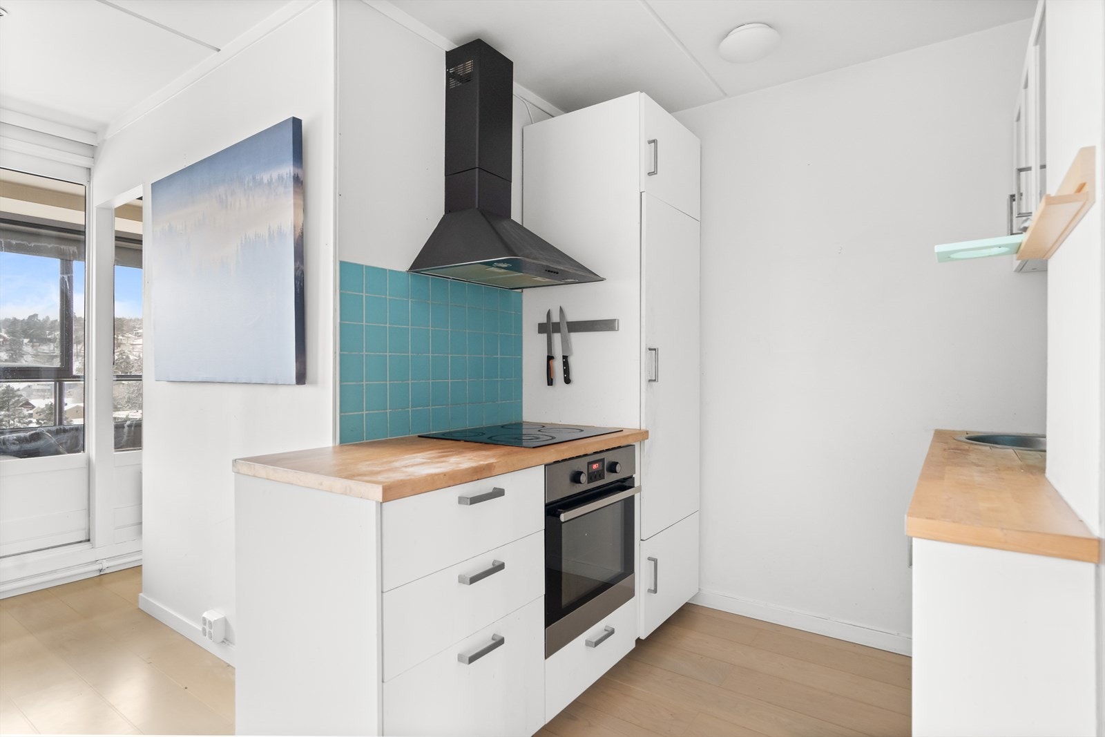 Innredningen har videre integrert oppvaskmaskin, kjøle-/fryseskap, platetopp og stekeovn. Over platetoppen er det tilkoblet kullfiltervifte. Galleribilde