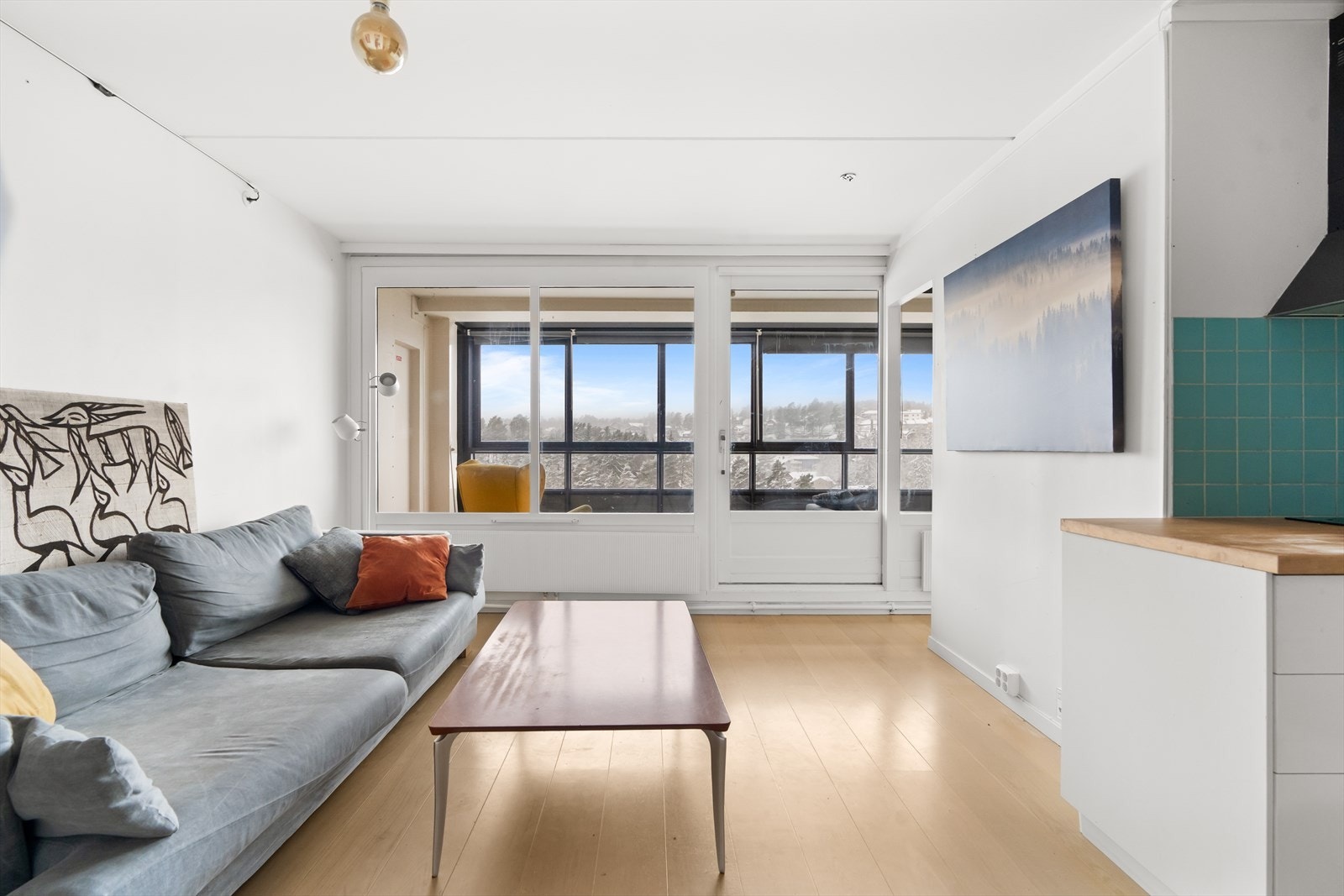 Fra stuen er det utgang til en innglasset balkong. Galleribilde