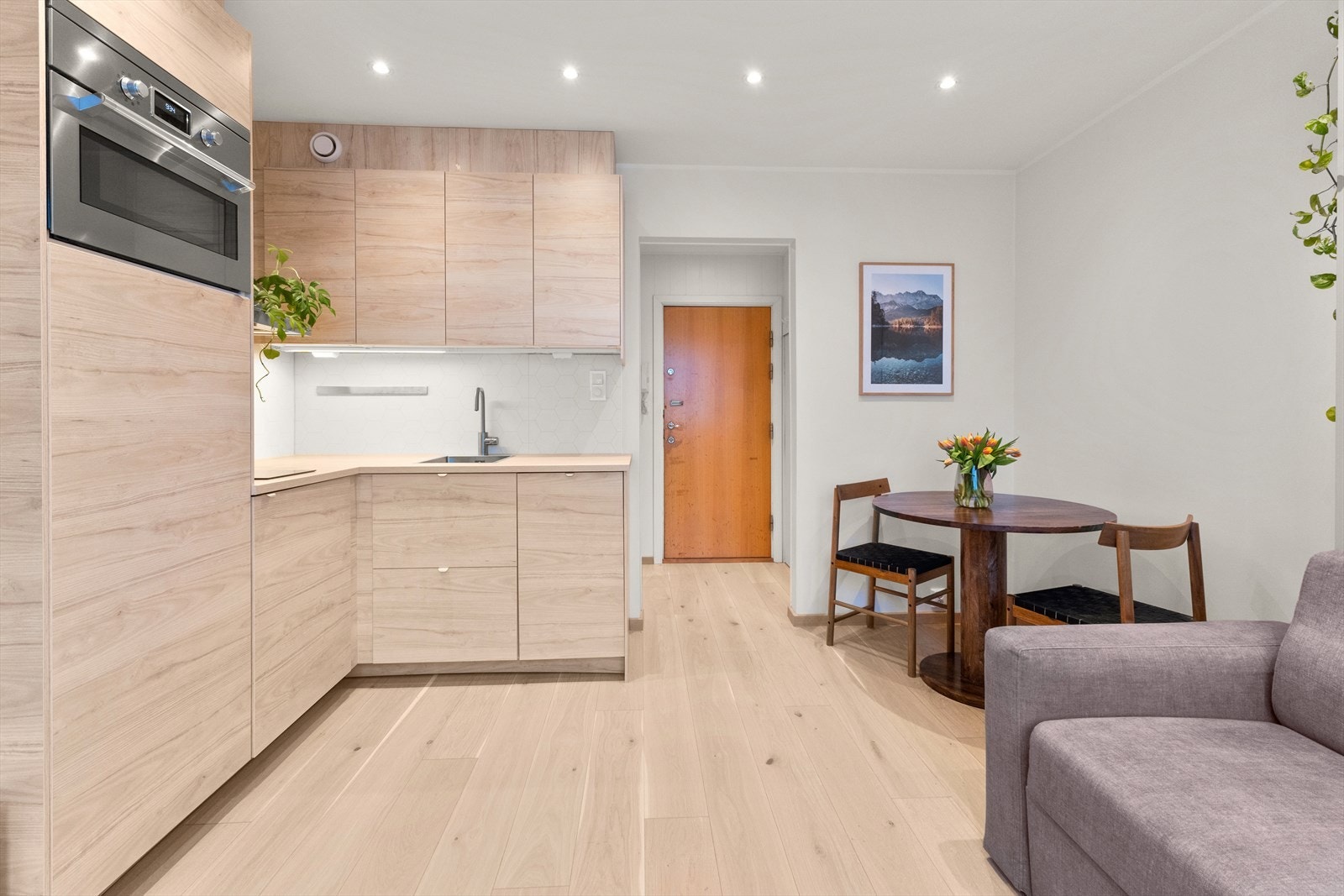 Leiligheten byr på en åpen stue-/kjøkkenløsning som skaper en sosial og luftig atmosfære. Galleribilde